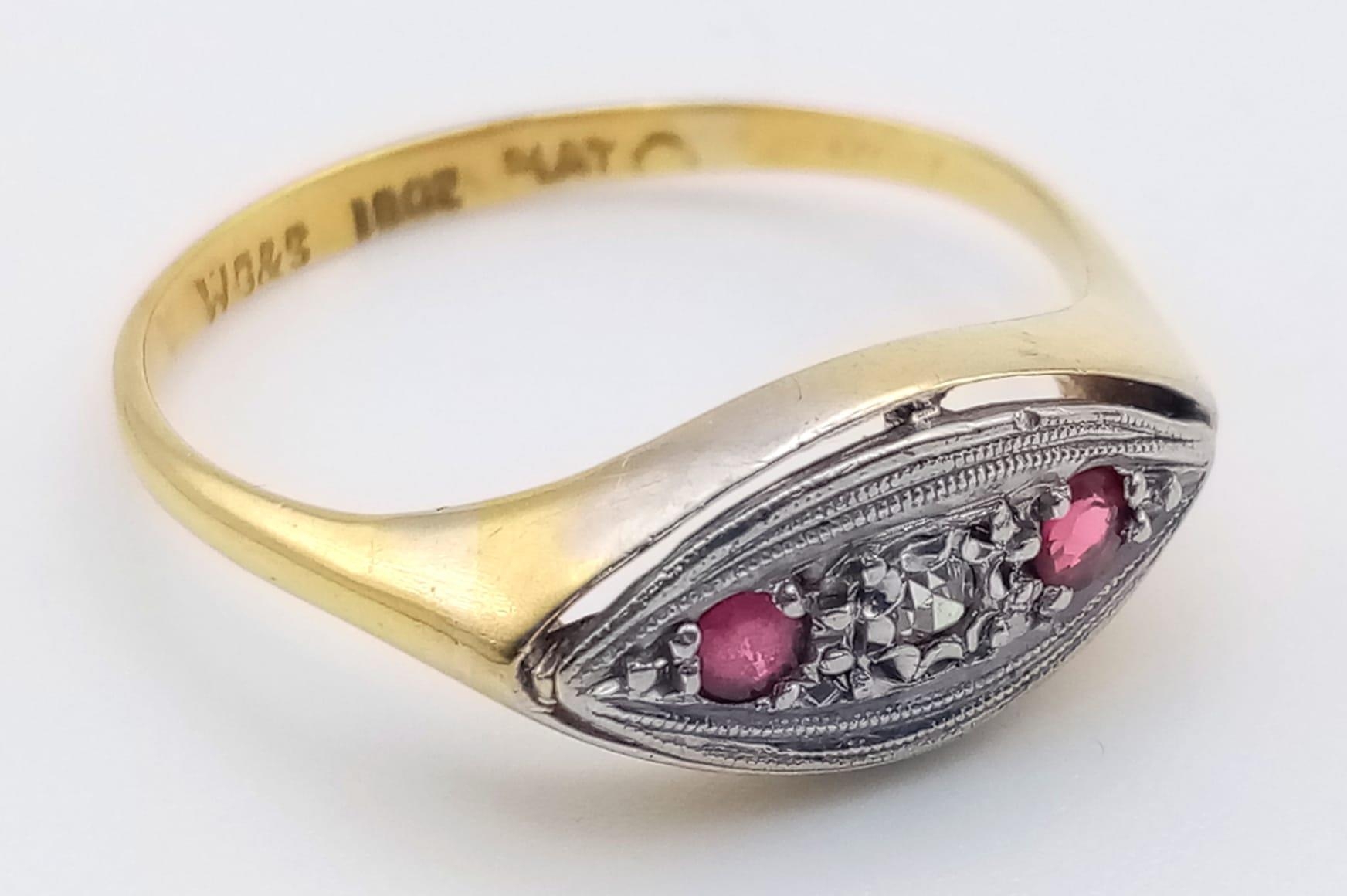A vintage 18K yellow gold and platinum ring with a single diamond and two rubies. Ring size: R, - Image 3 of 7