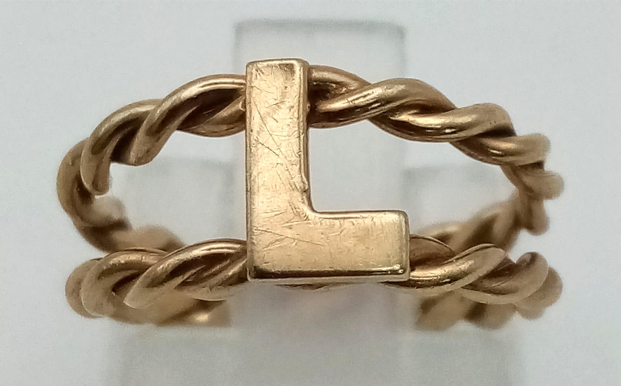 9K YELLOW GOLD INITIAL L RING, WEIGHT 2.1G SIZE F - Image 2 of 3