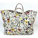 A GUCCI FLORAL PRINT TOTE BAG IN CANVAS AND LEATHER, ALL OVERFLORAL PRINT WITH LOGO PLAQUE AND TWO