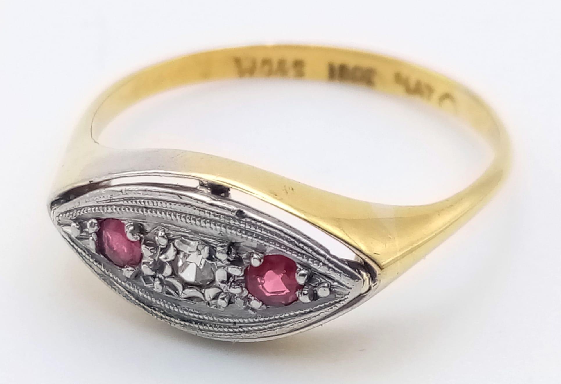 A vintage 18K yellow gold and platinum ring with a single diamond and two rubies. Ring size: R, - Image 5 of 7