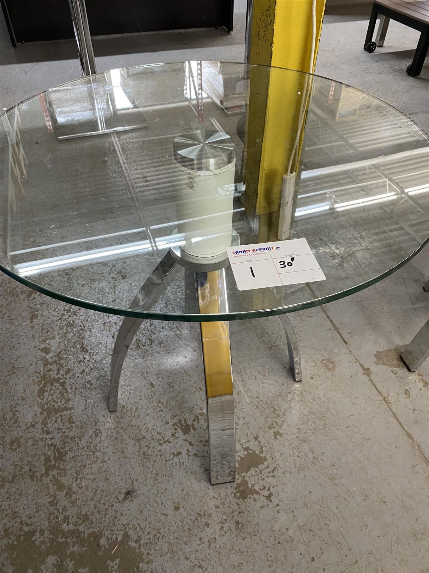 ROUND TABLE - GLASS TOP/METAL BASE - 30"