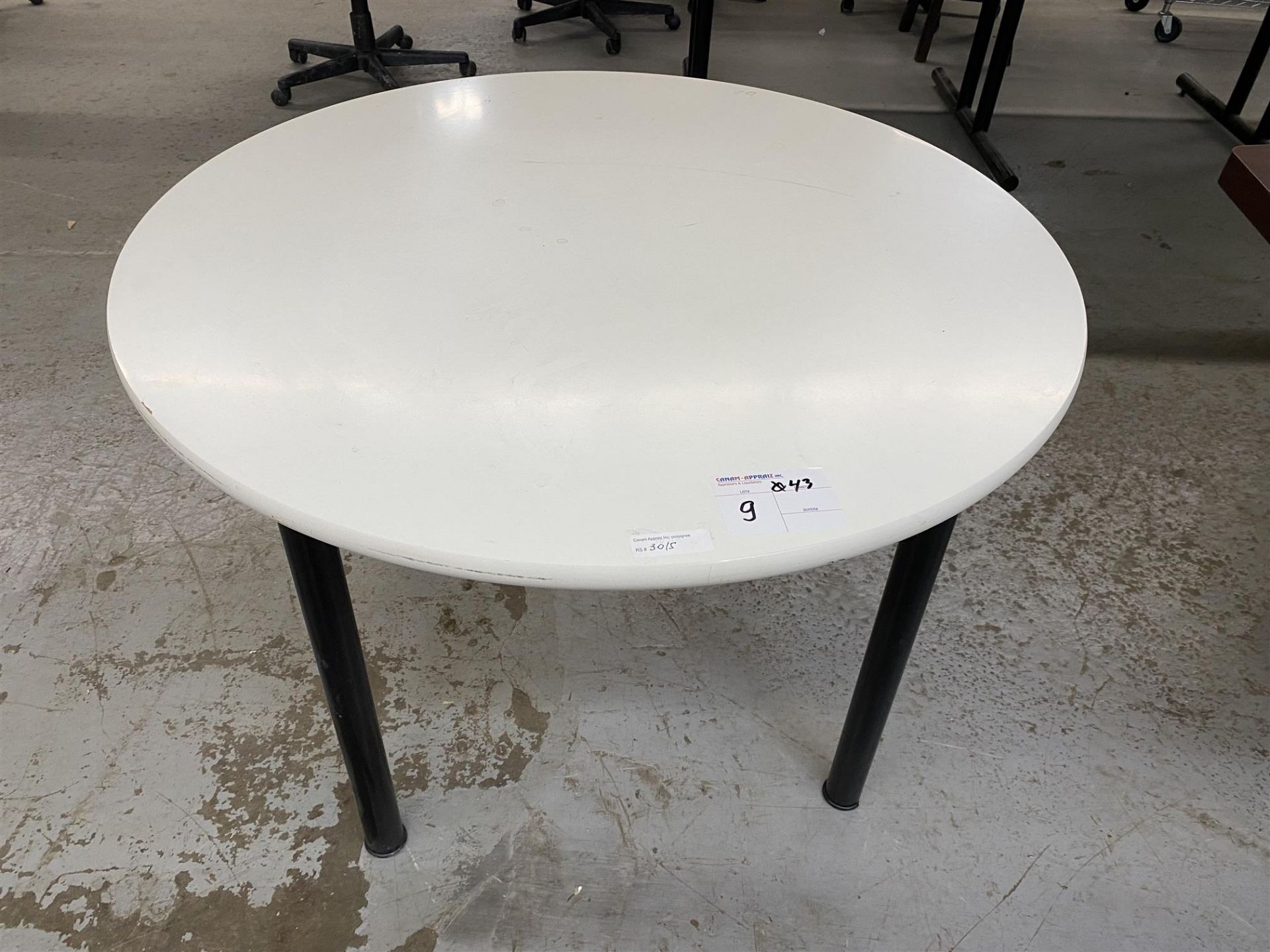 ROUND TABLE - WHITE TOP/BLACK LEGS - 43"