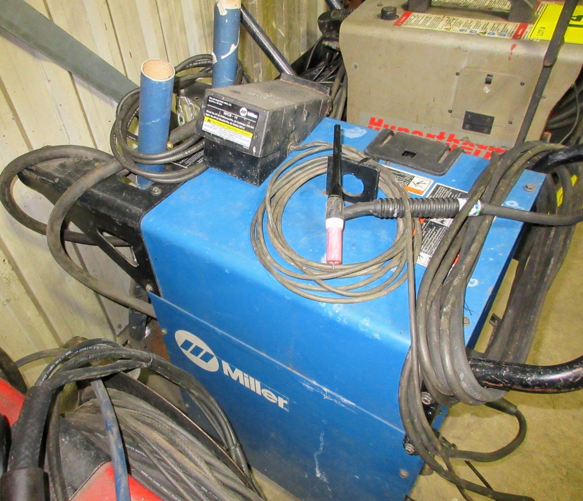 MILLER SYNCROWAVE 180 SD TIG WELDER W/ CABLES, CART, FOOT CONTROL, S/N LE253102 - Image 3 of 5