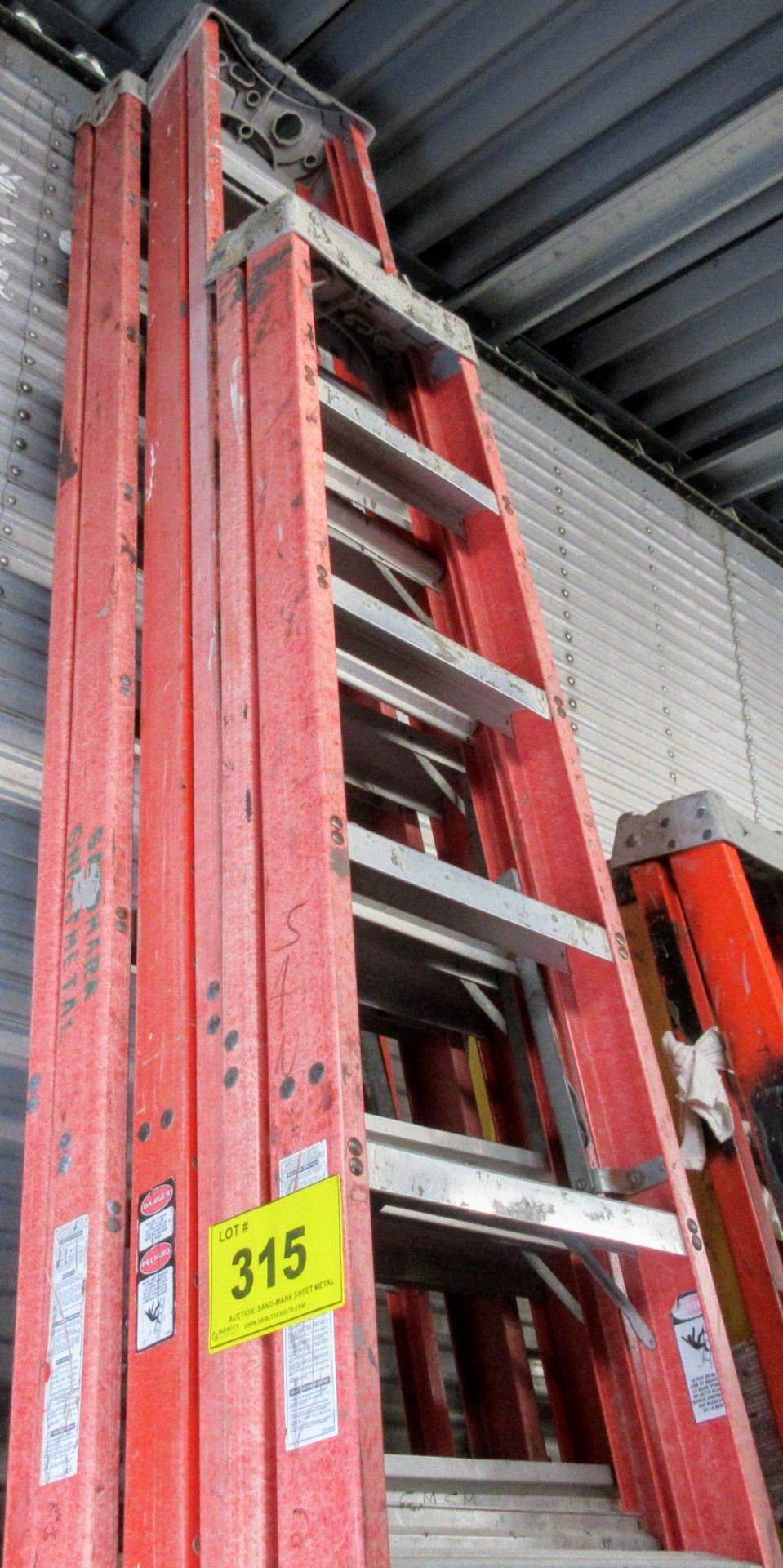 LOT OF (3) LOUISVILLE FIBERGLASS / ALUMINUM LADDERS (12', 12', 10')