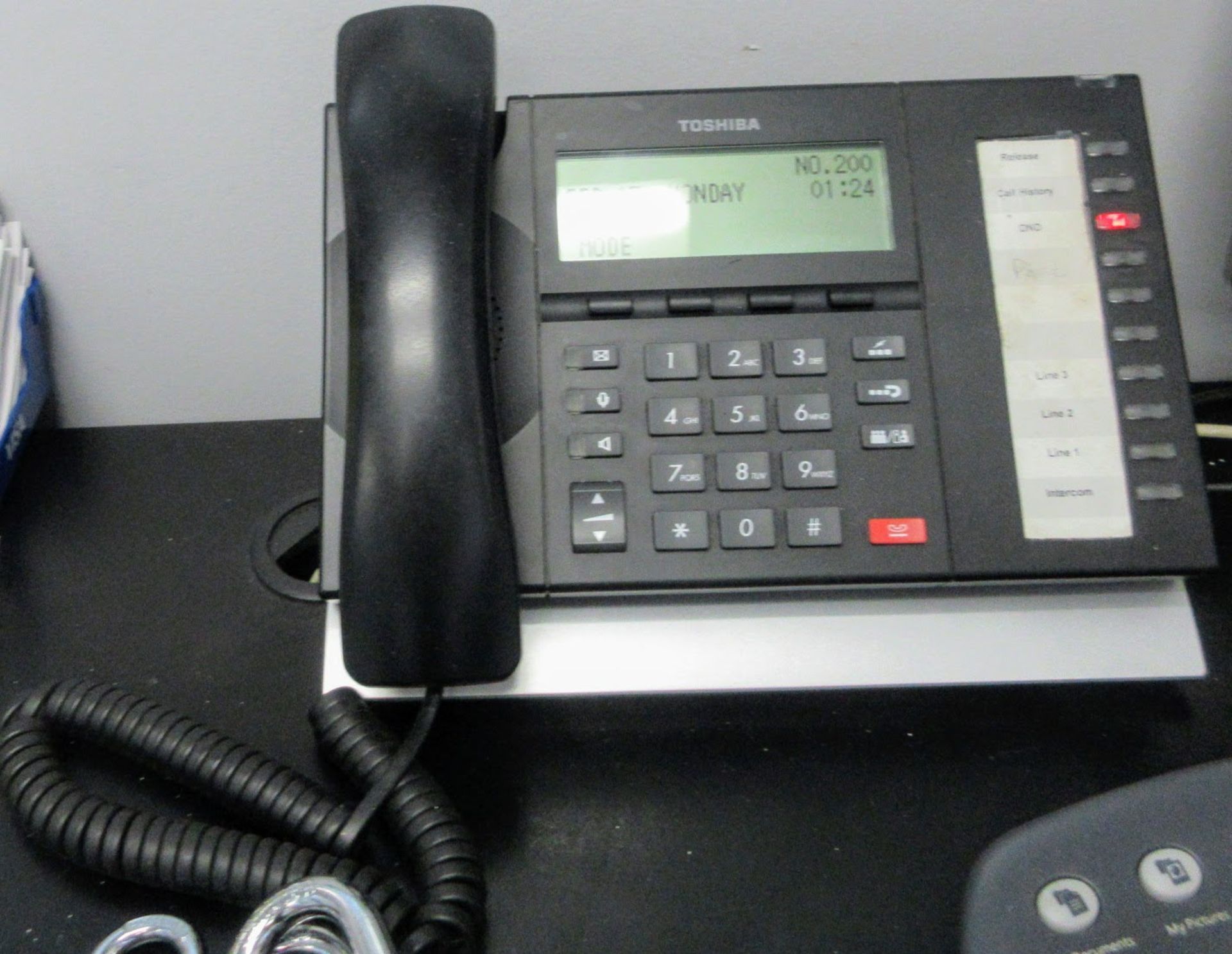 TOSHIBA PHONE SYSTEM W/ (6) HANDSETS - Image 4 of 5
