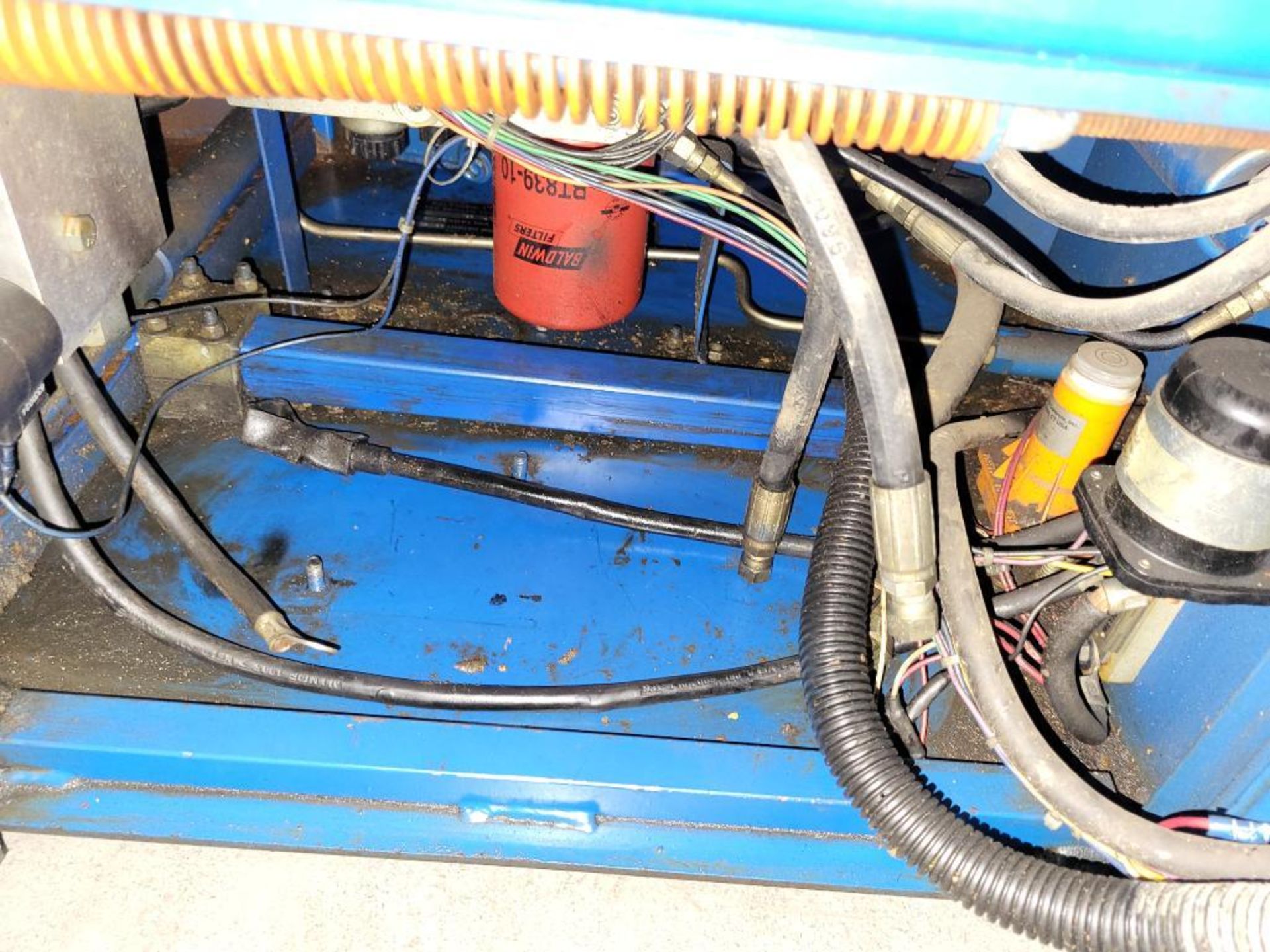 Upright Manlift 24 Volts Missing Hydraulic Pump And Batteries - Image 2 of 2