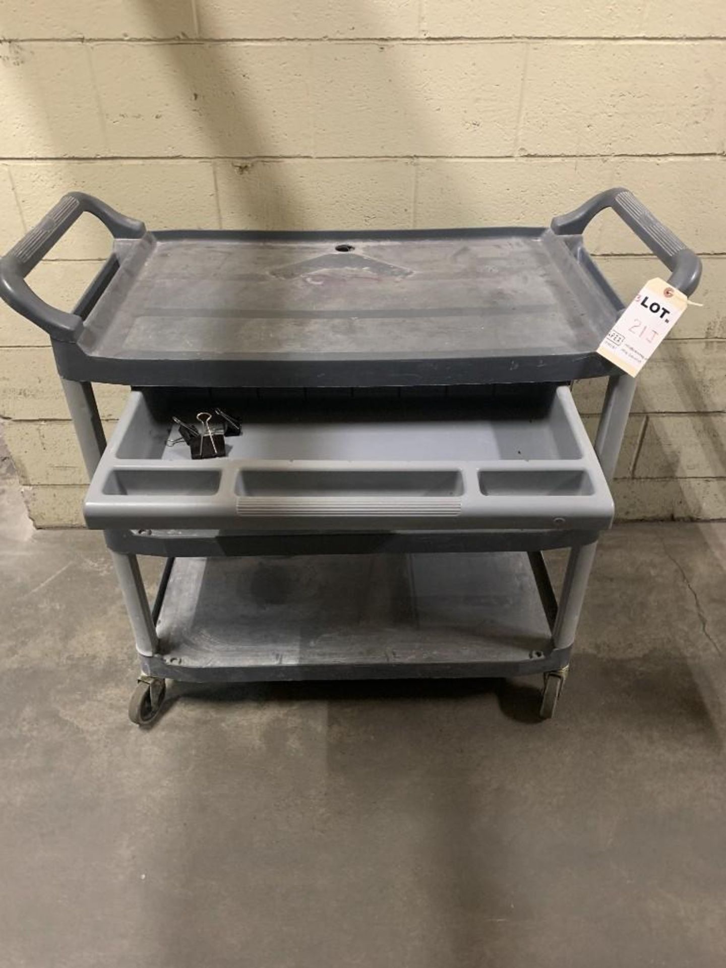 Rubbermaid 3 Shelf Service Cart