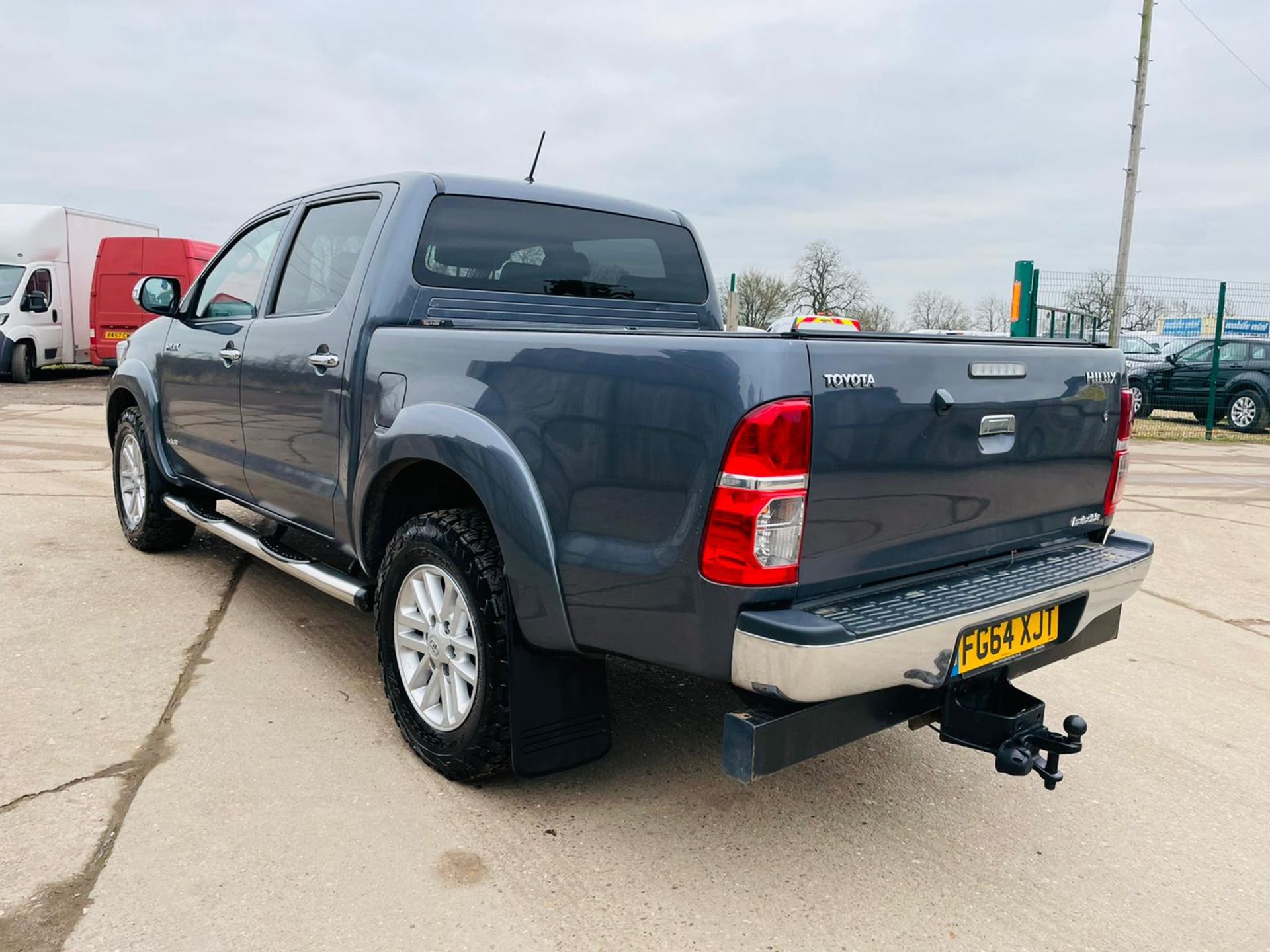 ON SALE TOYOTA HILUX 3.0 D-4D INVINCIBLE AUTO D/CAB - 2015 MODEL -LEATHER - SAT NAV - ONLY 48K - - Image 4 of 32