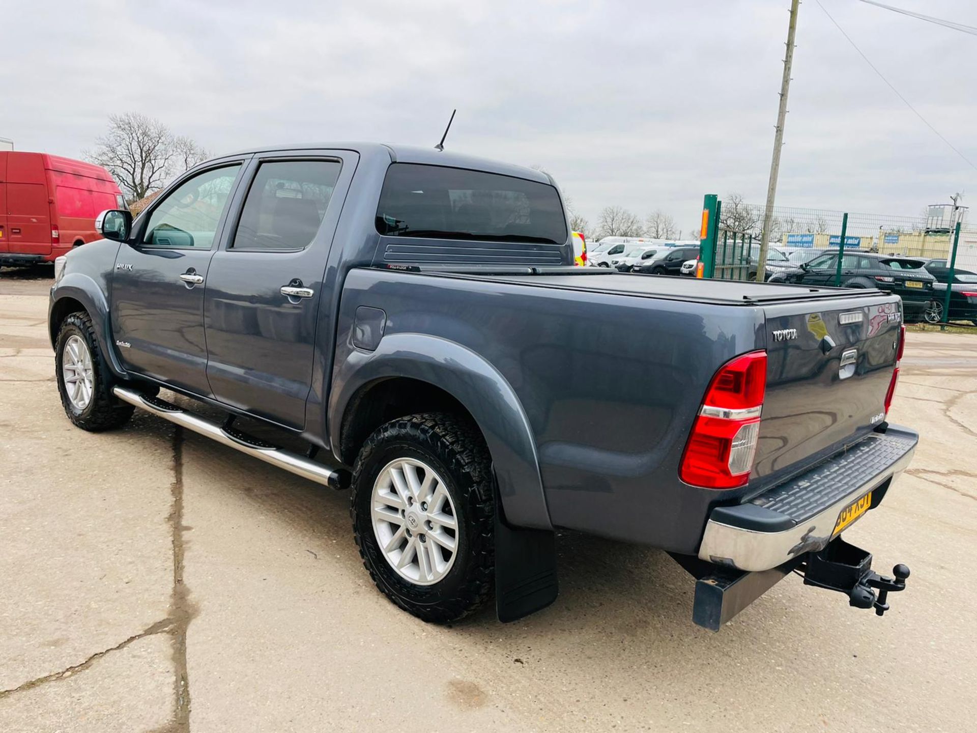 ON SALE TOYOTA HILUX 3.0 D-4D INVINCIBLE AUTO D/CAB - 2015 MODEL -LEATHER - SAT NAV - ONLY 48K - - Image 6 of 32