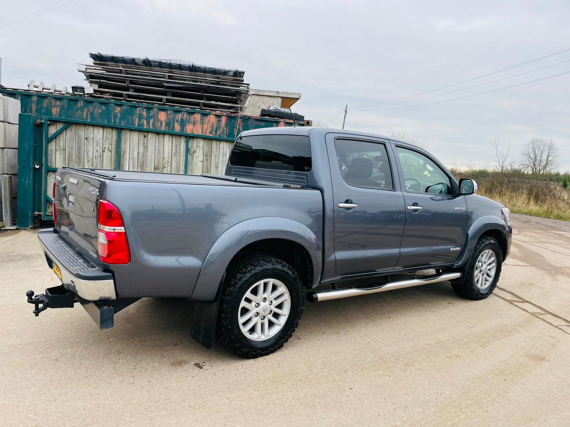 ON SALE TOYOTA HILUX 3.0 D-4D INVINCIBLE AUTO D/CAB - 2015 MODEL -LEATHER - SAT NAV - ONLY 48K - - Image 10 of 32