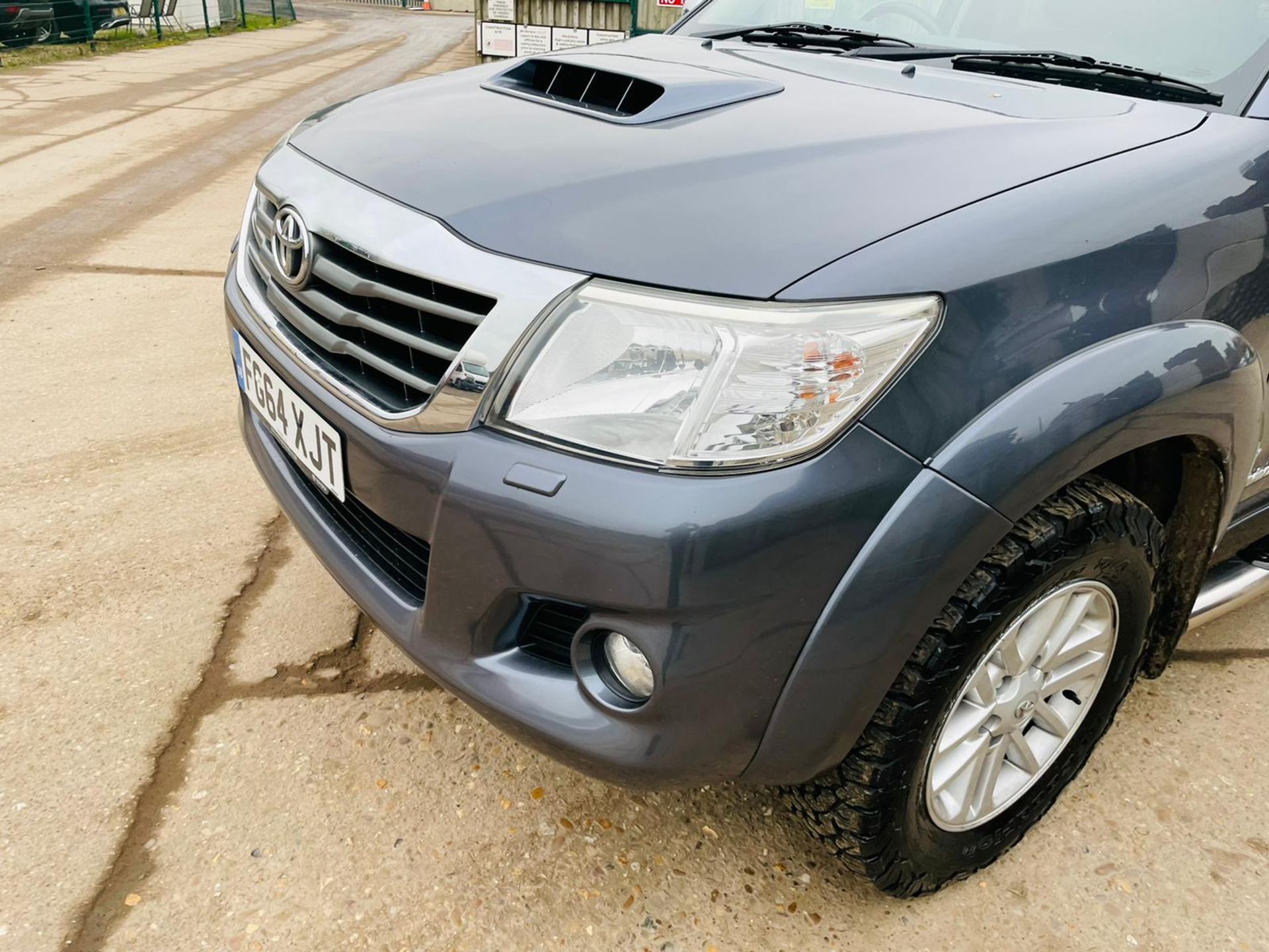 ON SALE TOYOTA HILUX 3.0 D-4D INVINCIBLE AUTO D/CAB - 2015 MODEL -LEATHER - SAT NAV - ONLY 48K - - Image 5 of 32