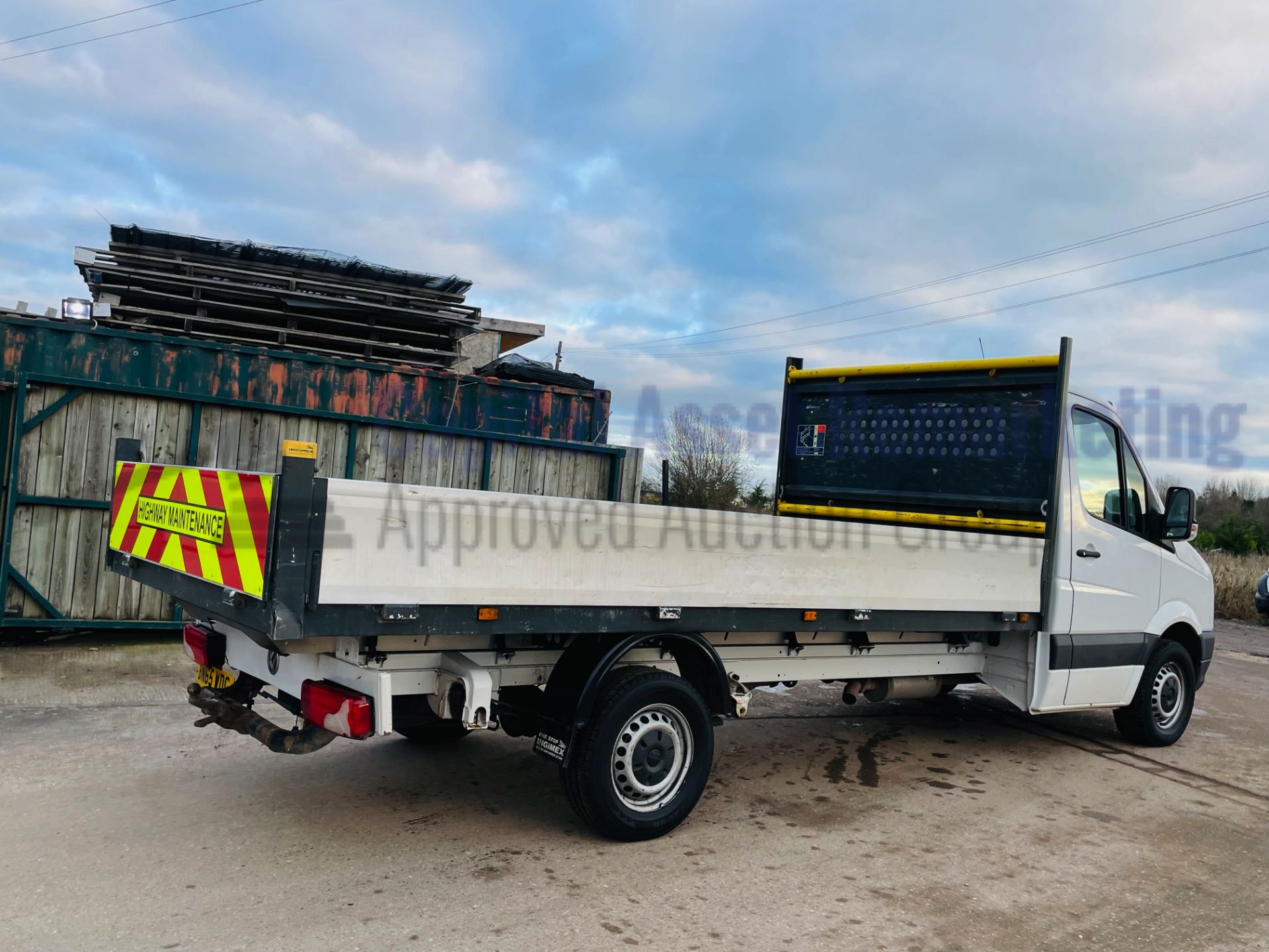 VOLKSWAGEN CRAFTER CR35 *LWB - DROPSIDE TRUCK* (2016 MODEL) '2.0 TDI - 136 BHP - 6 SPEED' (1 OWNER) - Image 13 of 36