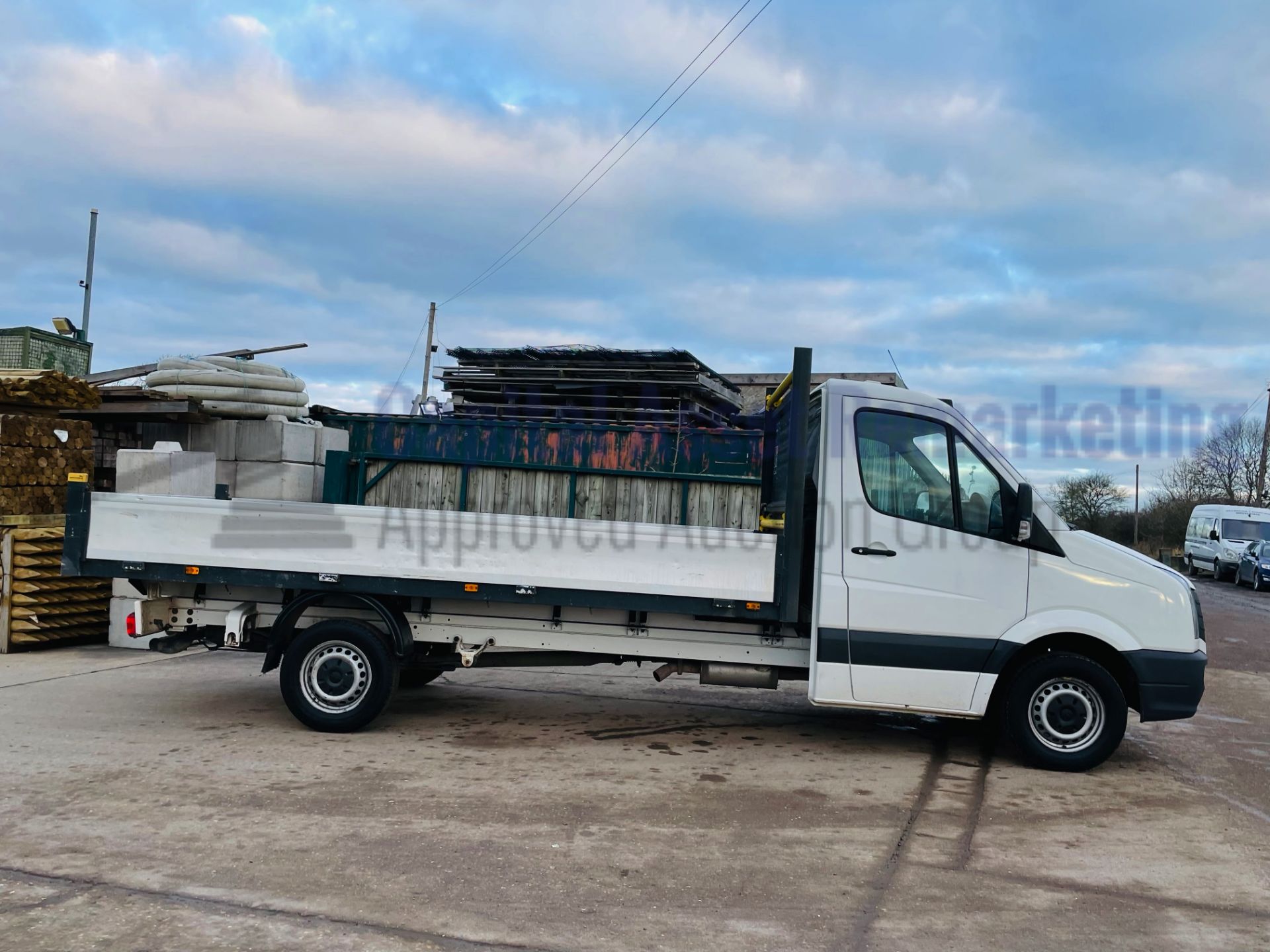 VOLKSWAGEN CRAFTER CR35 *LWB - DROPSIDE TRUCK* (2016 MODEL) '2.0 TDI - 136 BHP - 6 SPEED' (1 OWNER) - Image 14 of 36