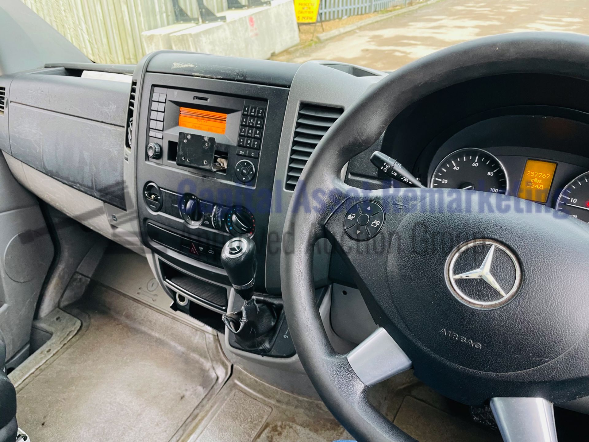 (On Sale) MERCEDES-BENZ SPRINTER 313 CDI *FRIDGE / FREEZER BOX* (2017 - EURO 6) *OVER-NIGHT STANDBY* - Image 27 of 38