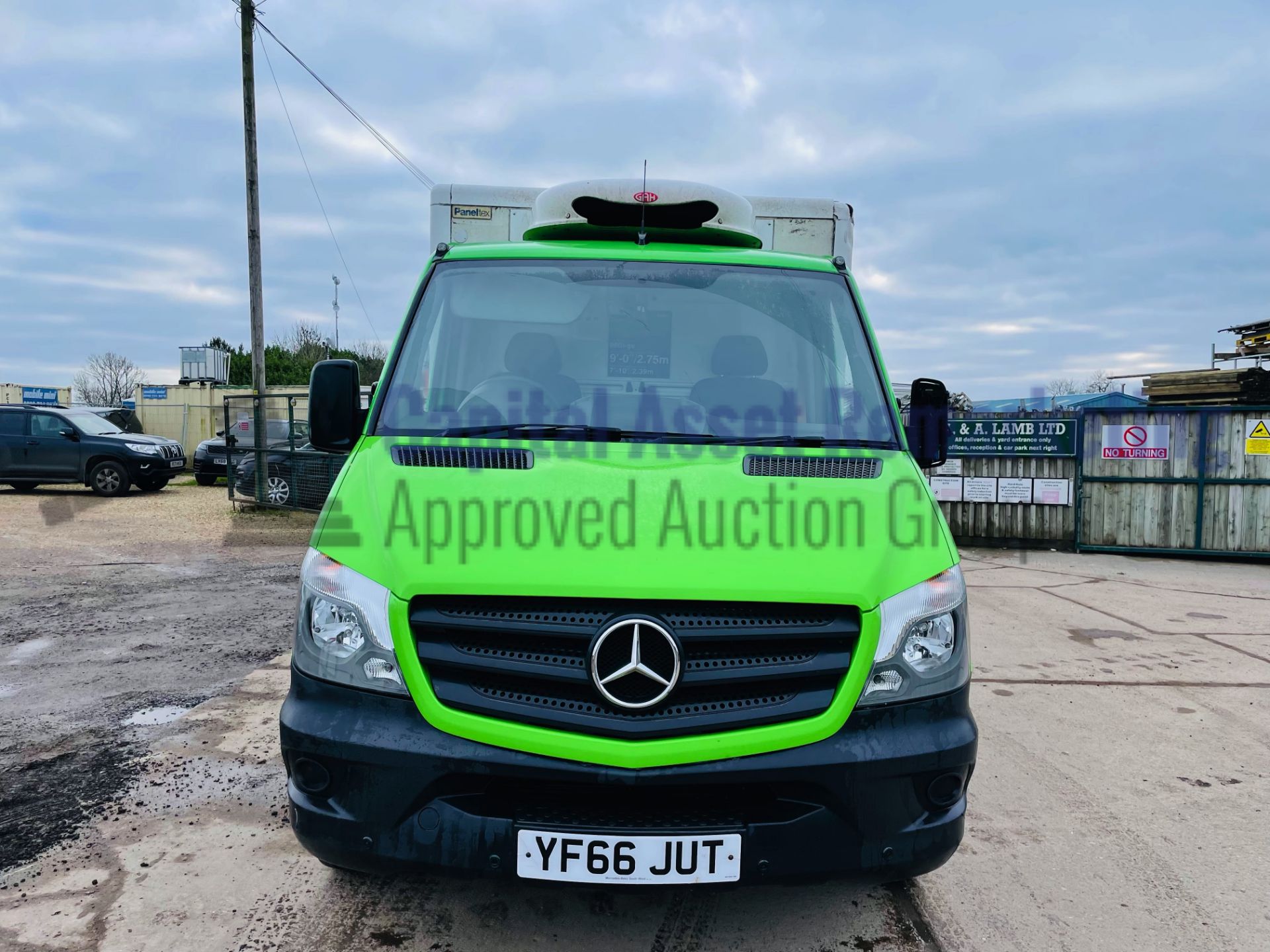 (On Sale) MERCEDES-BENZ SPRINTER 313 CDI *FRIDGE / FREEZER BOX* (2017 - EURO 6) *OVER-NIGHT STANDBY* - Image 4 of 38