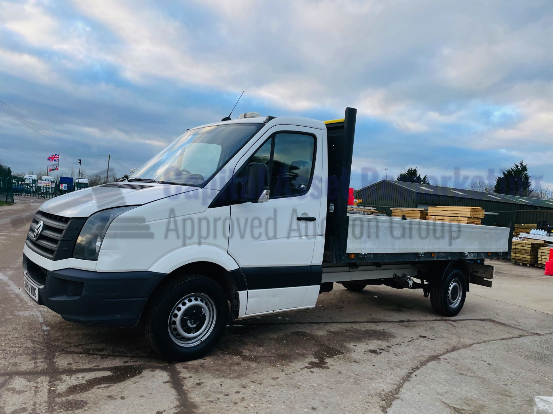 VOLKSWAGEN CRAFTER CR35 *LWB - DROPSIDE TRUCK* (2016 MODEL) '2.0 TDI - 136 BHP - 6 SPEED' (1 OWNER) - Image 7 of 36