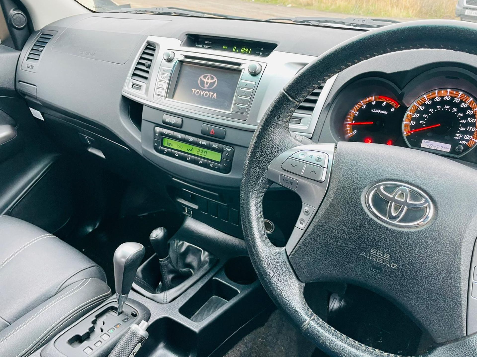 ON SALE TOYOTA HILUX 3.0 D-4D INVINCIBLE AUTO D/CAB - 2015 MODEL -LEATHER - SAT NAV - ONLY 48K - - Image 20 of 32