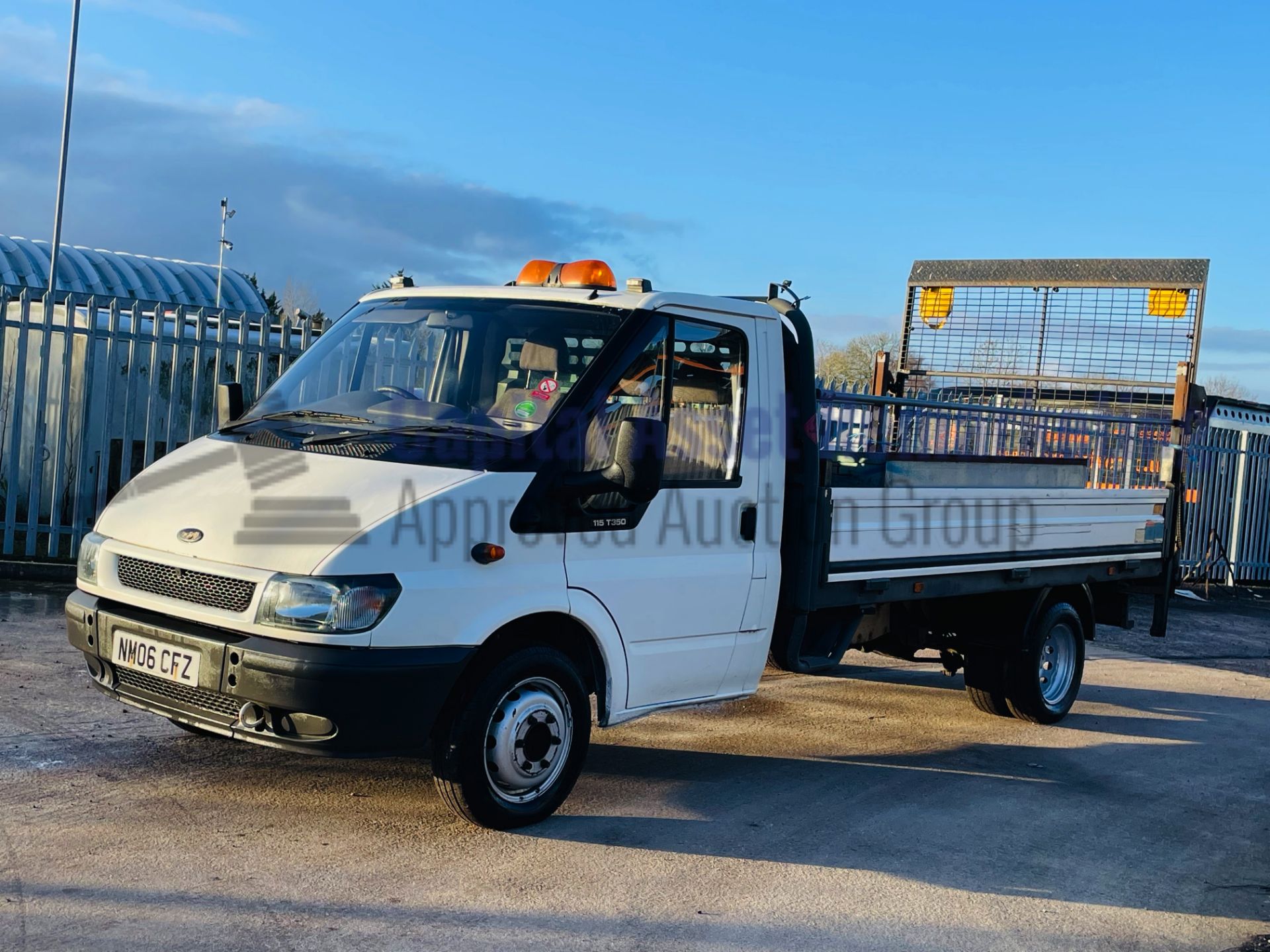 (On Sale) FORD TRANSIT RWD *LWB - DROPSIDE TRUCK* (2006) '2.4 TDCI - 115 BHP' *EX COUNCIL* (57,000K) - Image 4 of 32