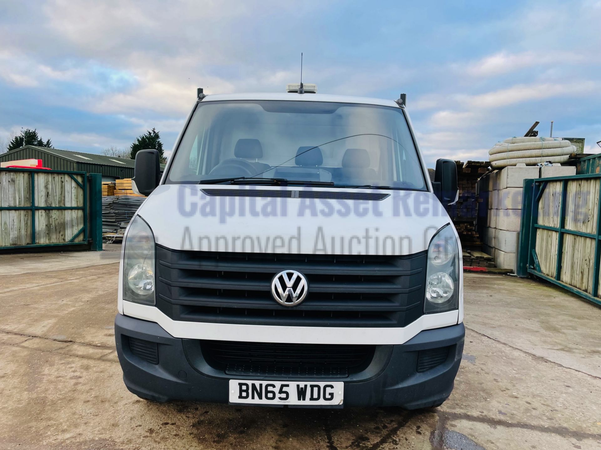 VOLKSWAGEN CRAFTER CR35 *LWB - DROPSIDE TRUCK* (2016 MODEL) '2.0 TDI - 136 BHP - 6 SPEED' (1 OWNER) - Image 4 of 36