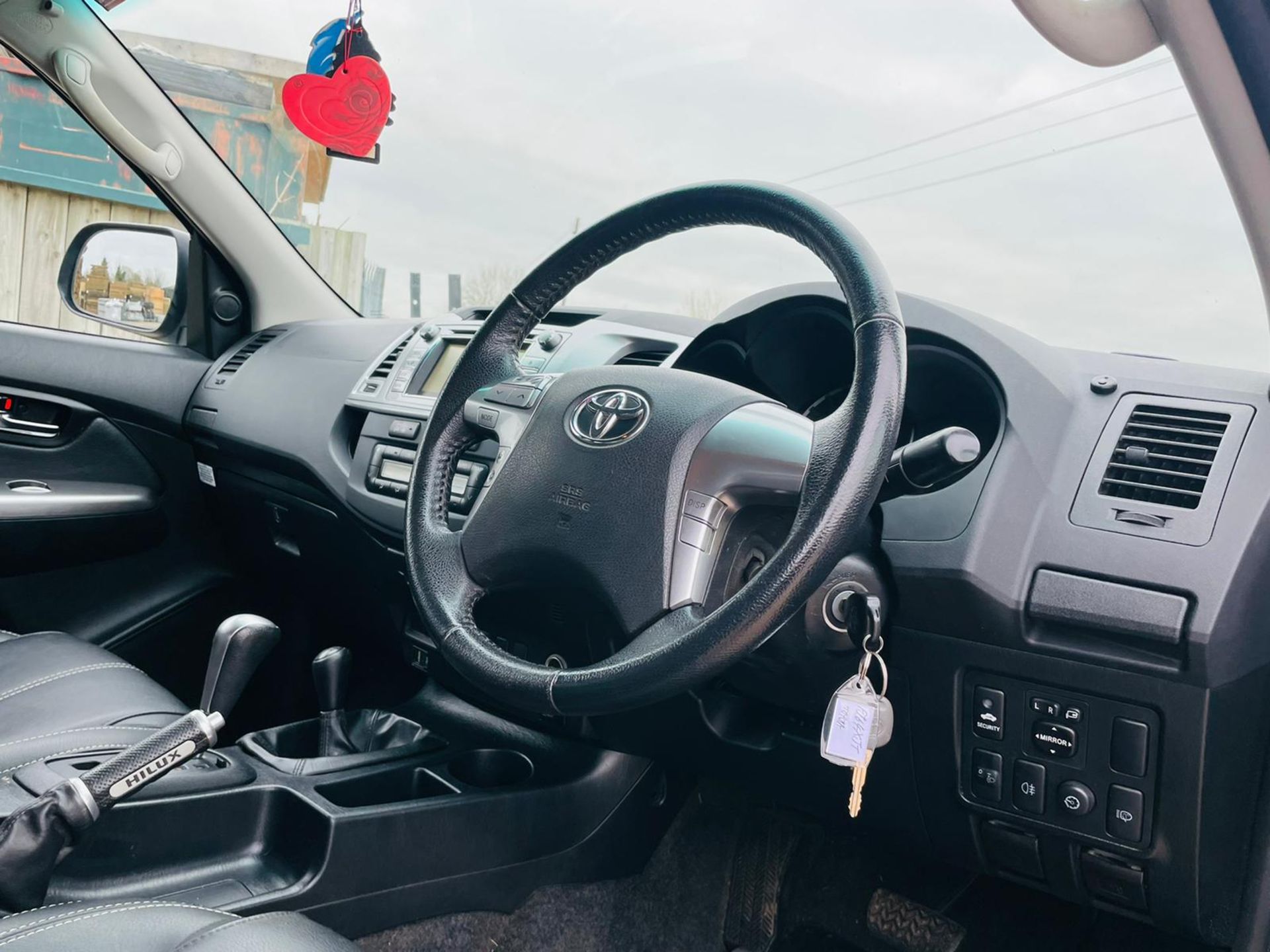 ON SALE TOYOTA HILUX 3.0 D-4D INVINCIBLE AUTO D/CAB - 2015 MODEL -LEATHER - SAT NAV - ONLY 48K - - Image 27 of 32