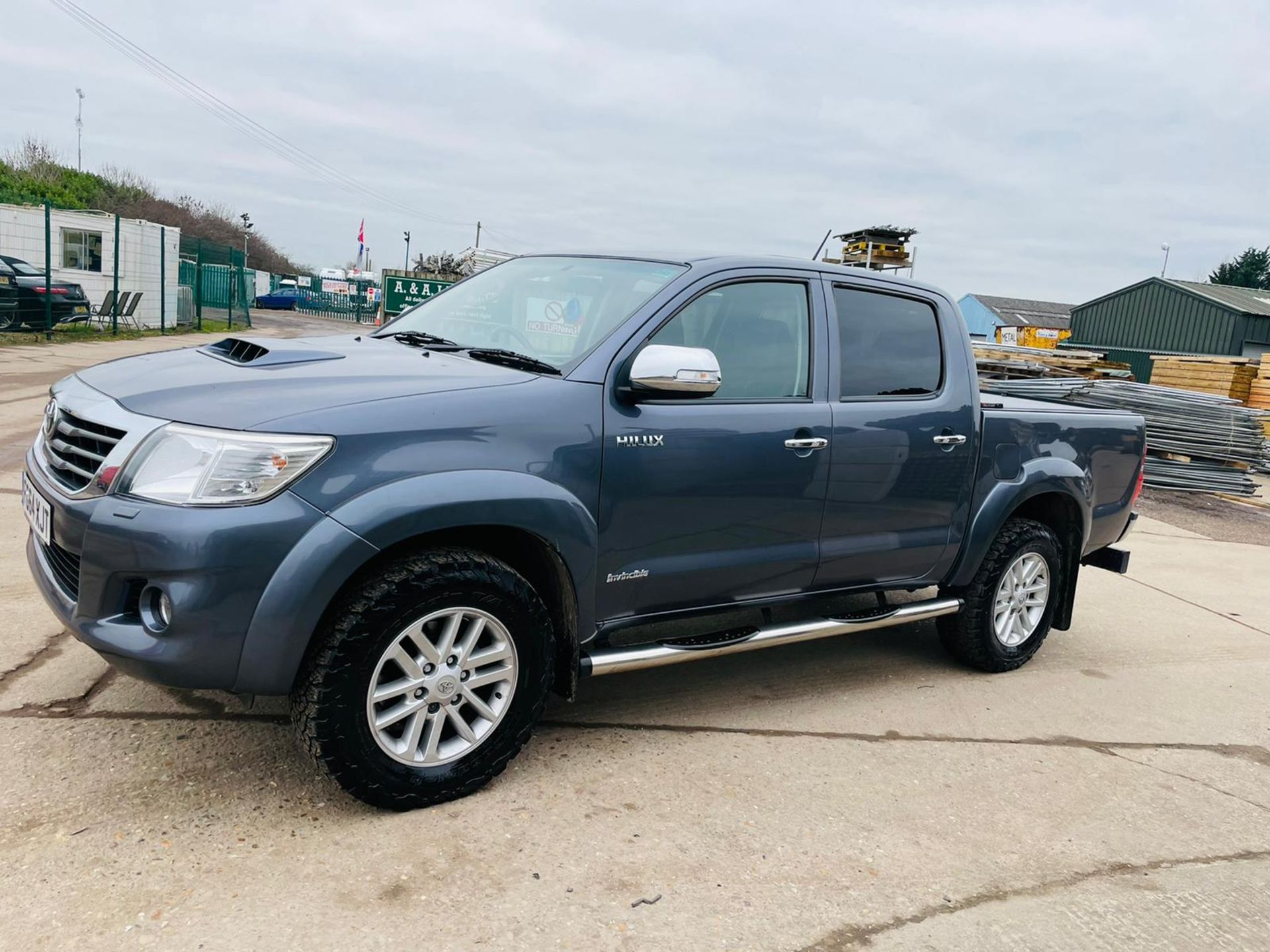 ON SALE TOYOTA HILUX 3.0 D-4D INVINCIBLE AUTO D/CAB - 2015 MODEL -LEATHER - SAT NAV - ONLY 48K -