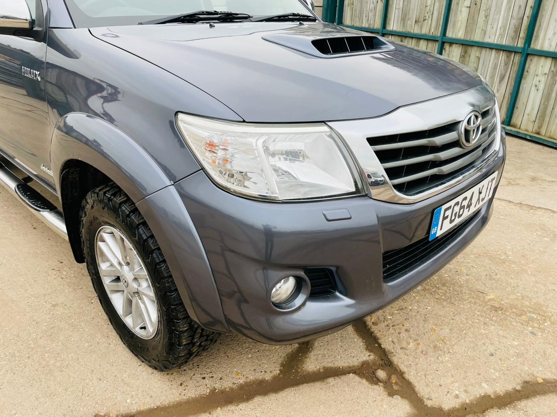 ON SALE TOYOTA HILUX 3.0 D-4D INVINCIBLE AUTO D/CAB - 2015 MODEL -LEATHER - SAT NAV - ONLY 48K - - Image 3 of 32