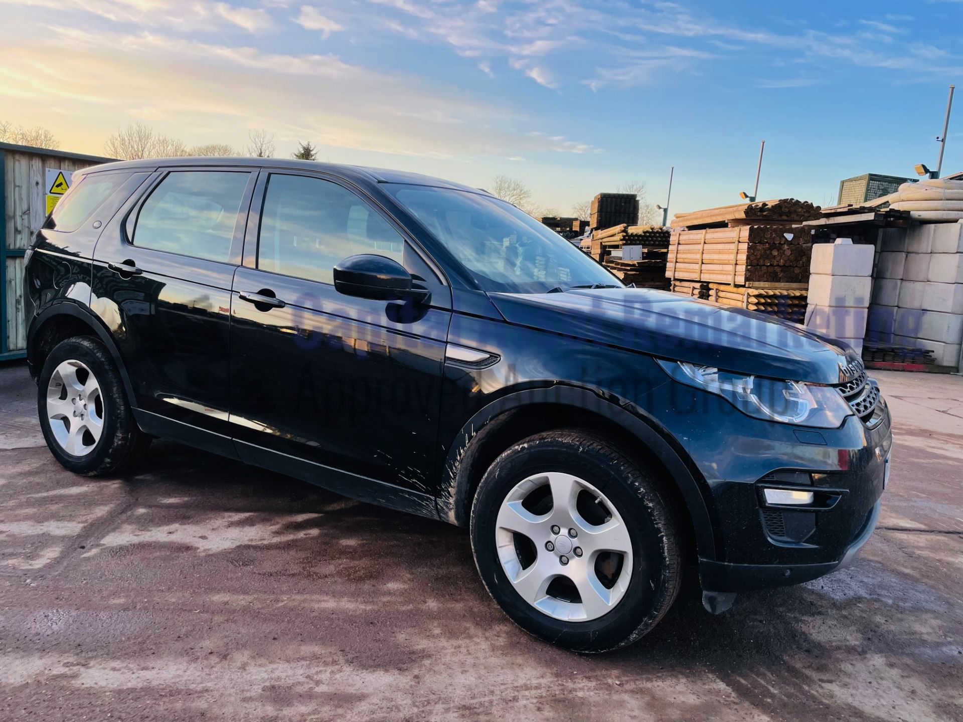 ON SALE LAND ROVER DISCOVERY SPORT *SE TECH* SUV (2018 - EURO 6) '2.0 TD4 - STOP/START' *SAT NAV* - Image 2 of 48