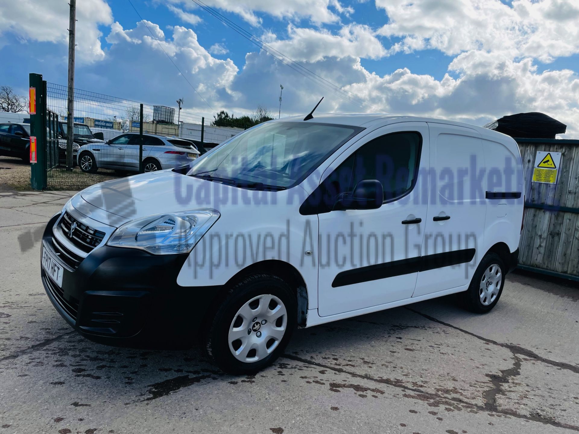 PEUGEOT PARTNER *PROFESSIONAL* PANEL VAN (2017 - EURO 6) '1.6 BLUE HDI' *AIR CON & CRUISE* (1 OWNER) - Image 7 of 34