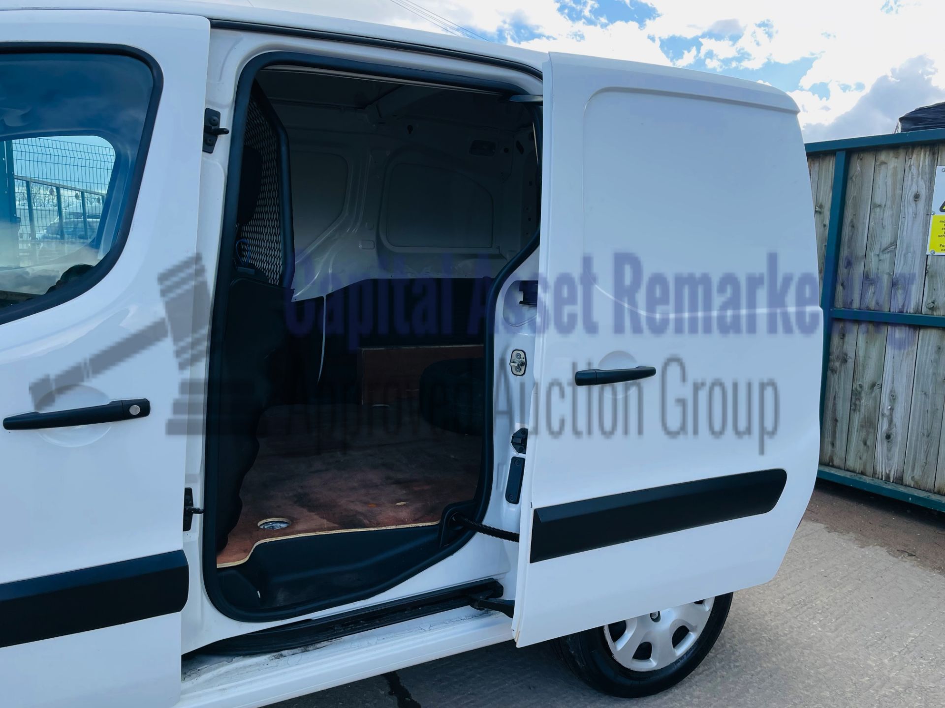 PEUGEOT PARTNER *PROFESSIONAL* PANEL VAN (2017 - EURO 6) '1.6 BLUE HDI' *AIR CON & CRUISE* (1 OWNER) - Image 22 of 34