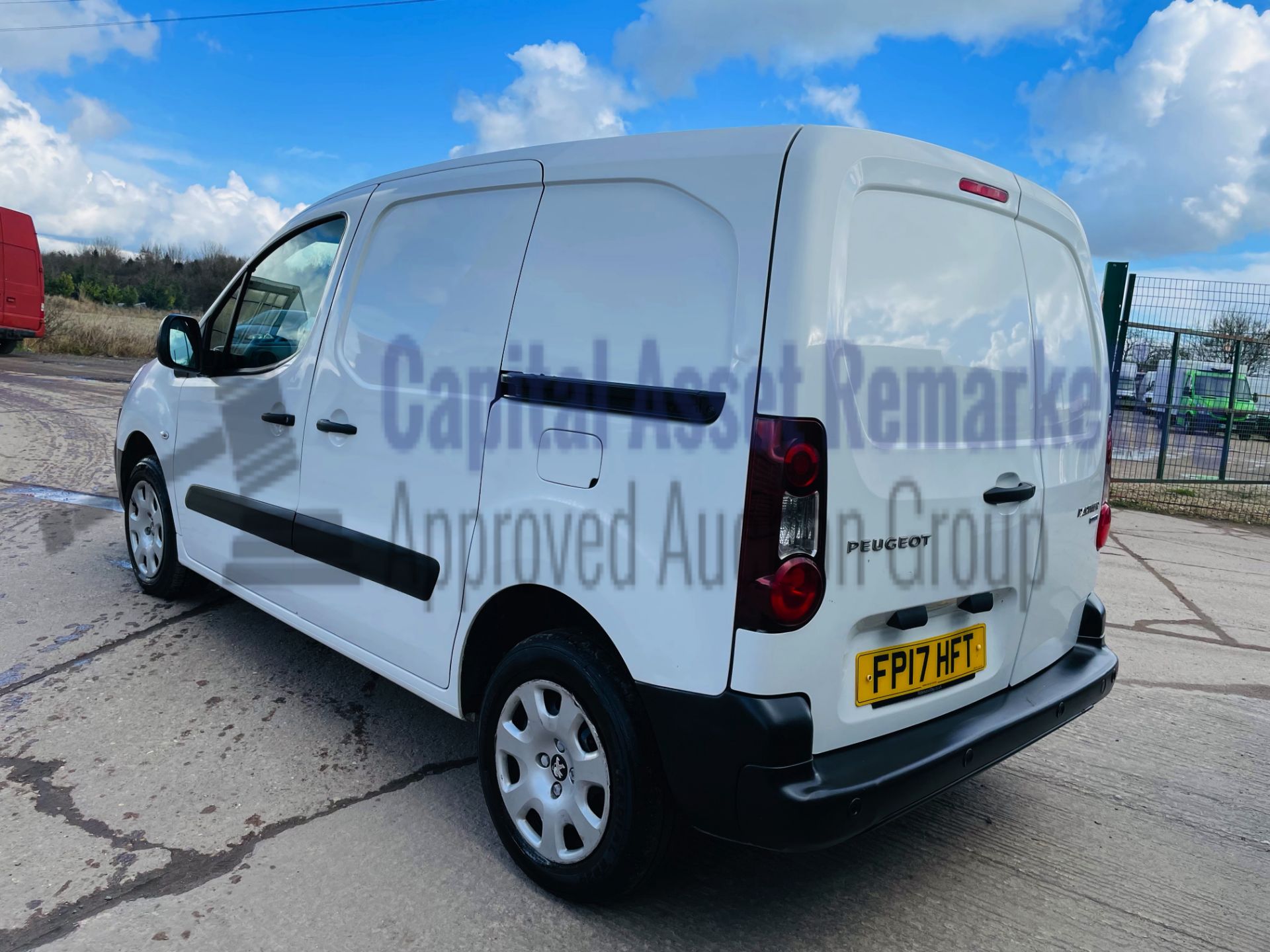 PEUGEOT PARTNER *PROFESSIONAL* PANEL VAN (2017 - EURO 6) '1.6 BLUE HDI' *AIR CON & CRUISE* (1 OWNER) - Image 10 of 34