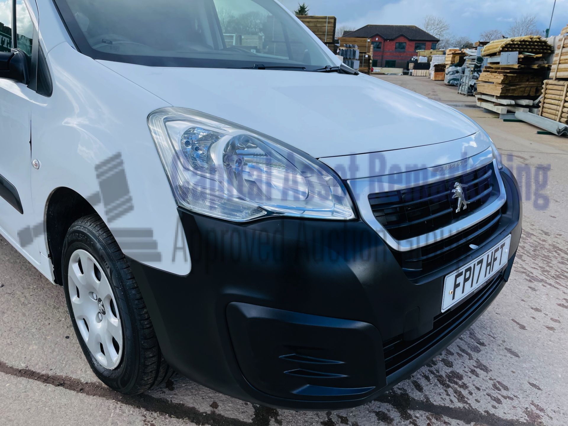 PEUGEOT PARTNER *PROFESSIONAL* PANEL VAN (2017 - EURO 6) '1.6 BLUE HDI' *AIR CON & CRUISE* (1 OWNER) - Image 15 of 34