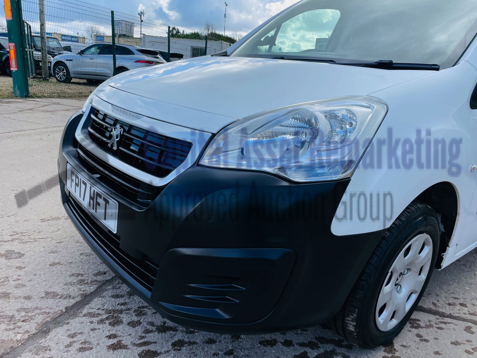 PEUGEOT PARTNER *PROFESSIONAL* PANEL VAN (2017 - EURO 6) '1.6 BLUE HDI' *AIR CON & CRUISE* (1 OWNER) - Image 16 of 34