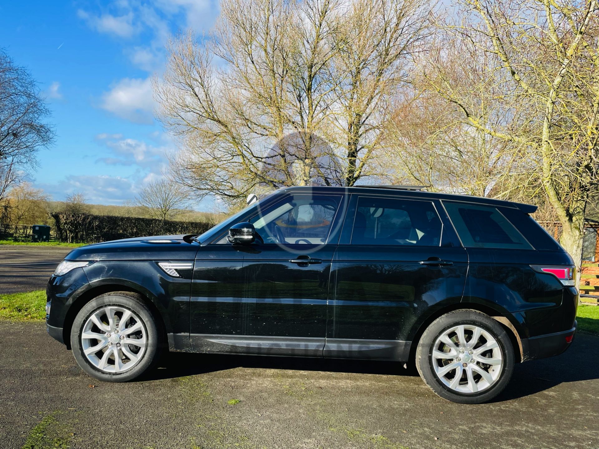 RANGE ROVER SPORT *HSE* SUV (2015 MODEL) 3.0 SDV6 - 8 SPEED AUTO *PAN ROOF - FULLY LOADED* (NO VAT) - Image 4 of 62