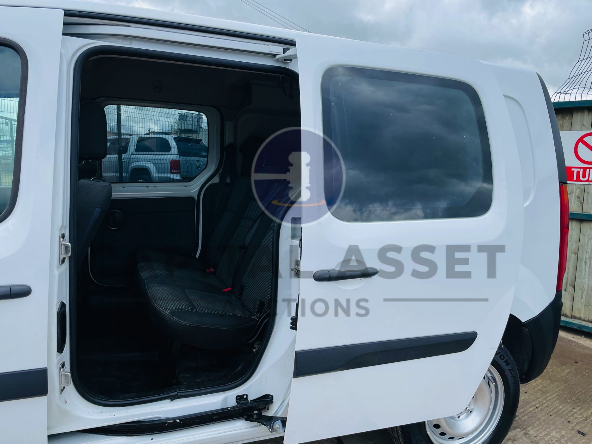 MERCEDES-BENZ CITAN 111 CDI *XLWB - 5 SEATER CREW VAN* (2017 - EURO 6) 110 BHP - 6 SPEED *AIR CON* - Image 22 of 40