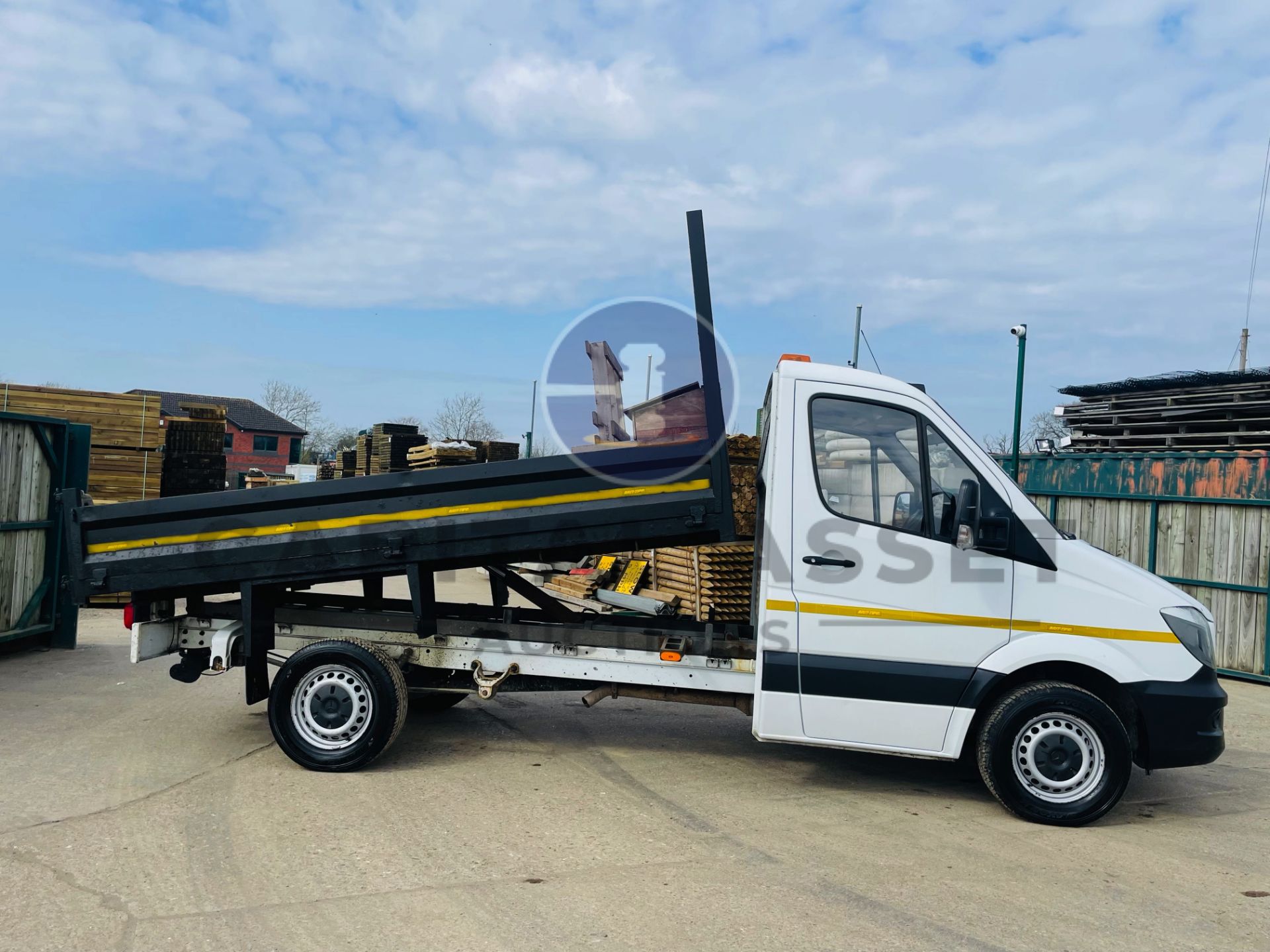 (On Sale) MERCEDES-BENZ SPRINTER 314 CDI *TIPPER* (67 REG - EURO 6) '140 BHP - 6 SPEED' (1 OWNER) - Image 14 of 39