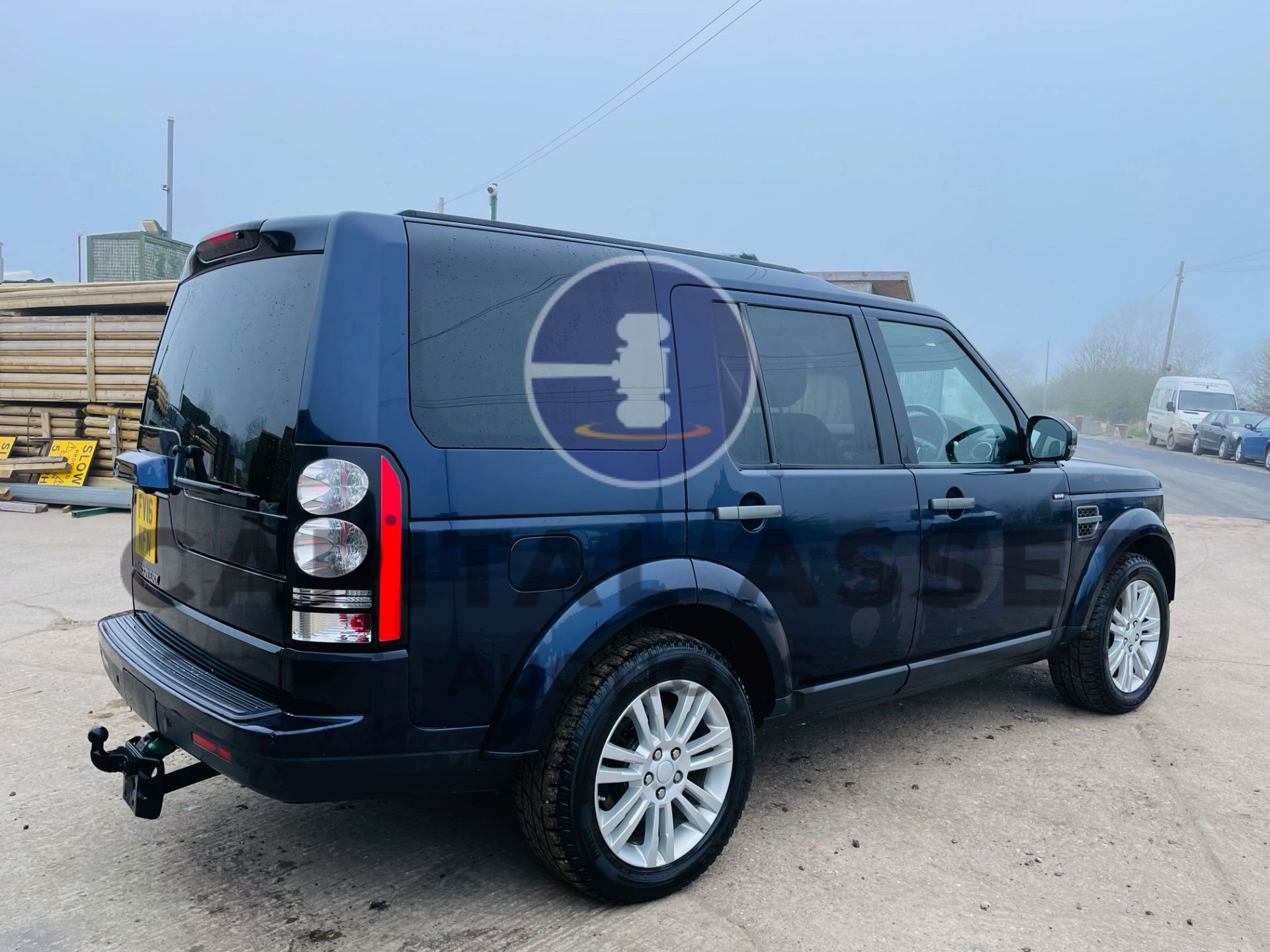 LAND ROVER DISCOVERY 4 *SE* SUV (2016 -FACELIFT) 3.0 SDV6 - 255 BHP - 8 SPEED AUTO *GREAT SPEC* - Image 13 of 52