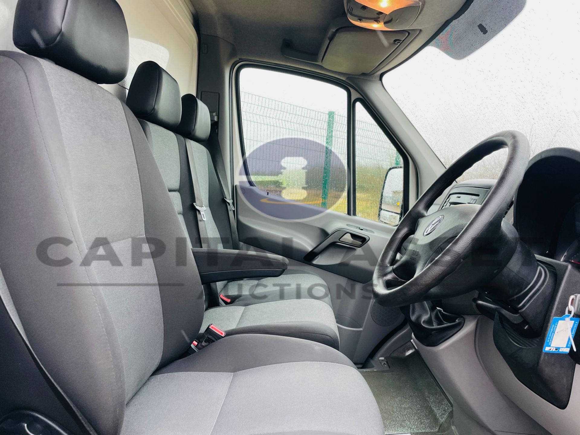 VOLKSWAGEN CRAFTER CR35 *LWB - DROPSIDE TRUCK* (2017 - EURO 6) '6 SPEED - STOP / START' - Image 24 of 39