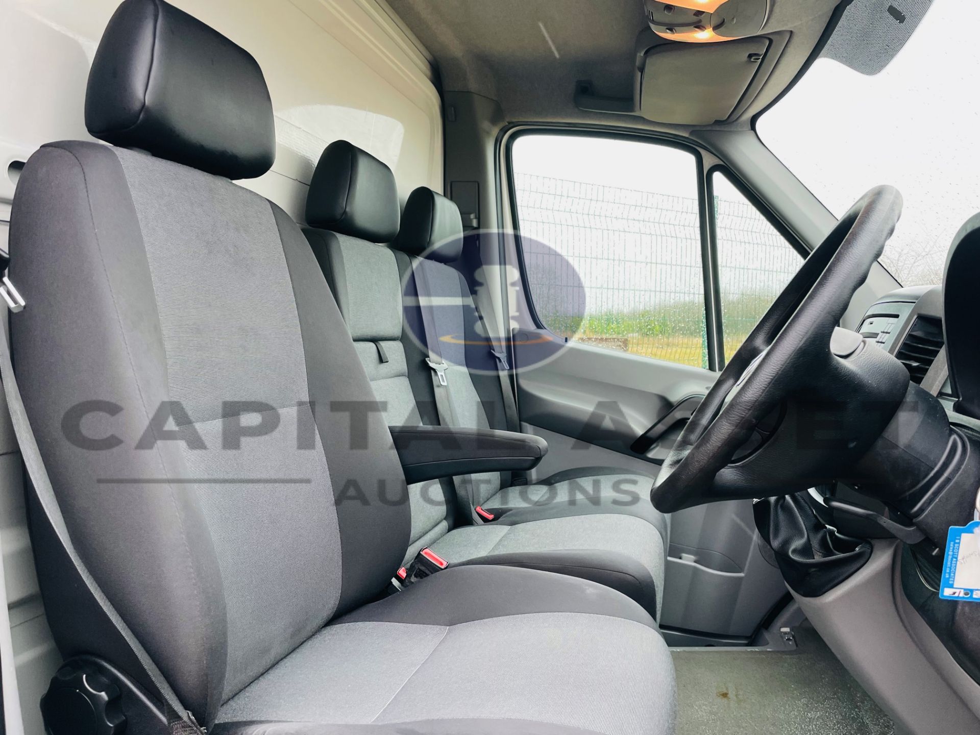 VOLKSWAGEN CRAFTER CR35 *LWB - DROPSIDE TRUCK* (2017 - EURO 6) '6 SPEED - STOP / START' - Image 23 of 39