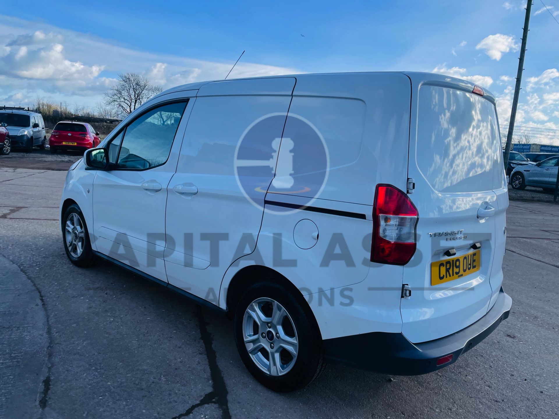 FORD TRANSIT COURIER *LIMITED EDITION* PANEL VAN (2019) '1.5 TDCI - 6 SPEED' A/C & SAT NAV (1 OWNER) - Image 7 of 36