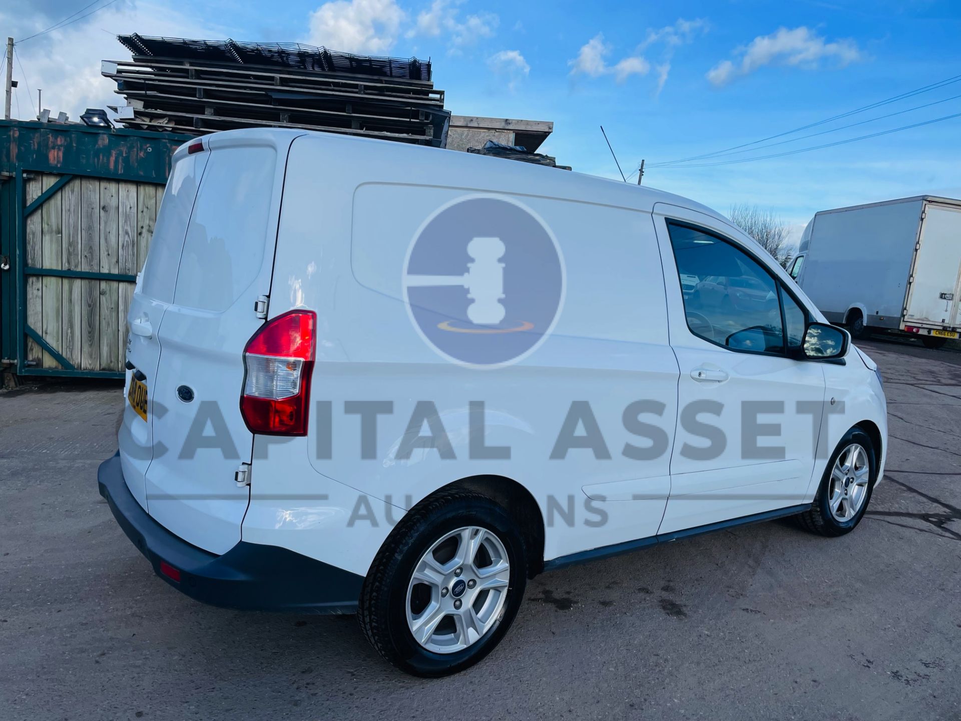 FORD TRANSIT COURIER *LIMITED EDITION* PANEL VAN (2019) '1.5 TDCI - 6 SPEED' A/C & SAT NAV (1 OWNER) - Image 8 of 36