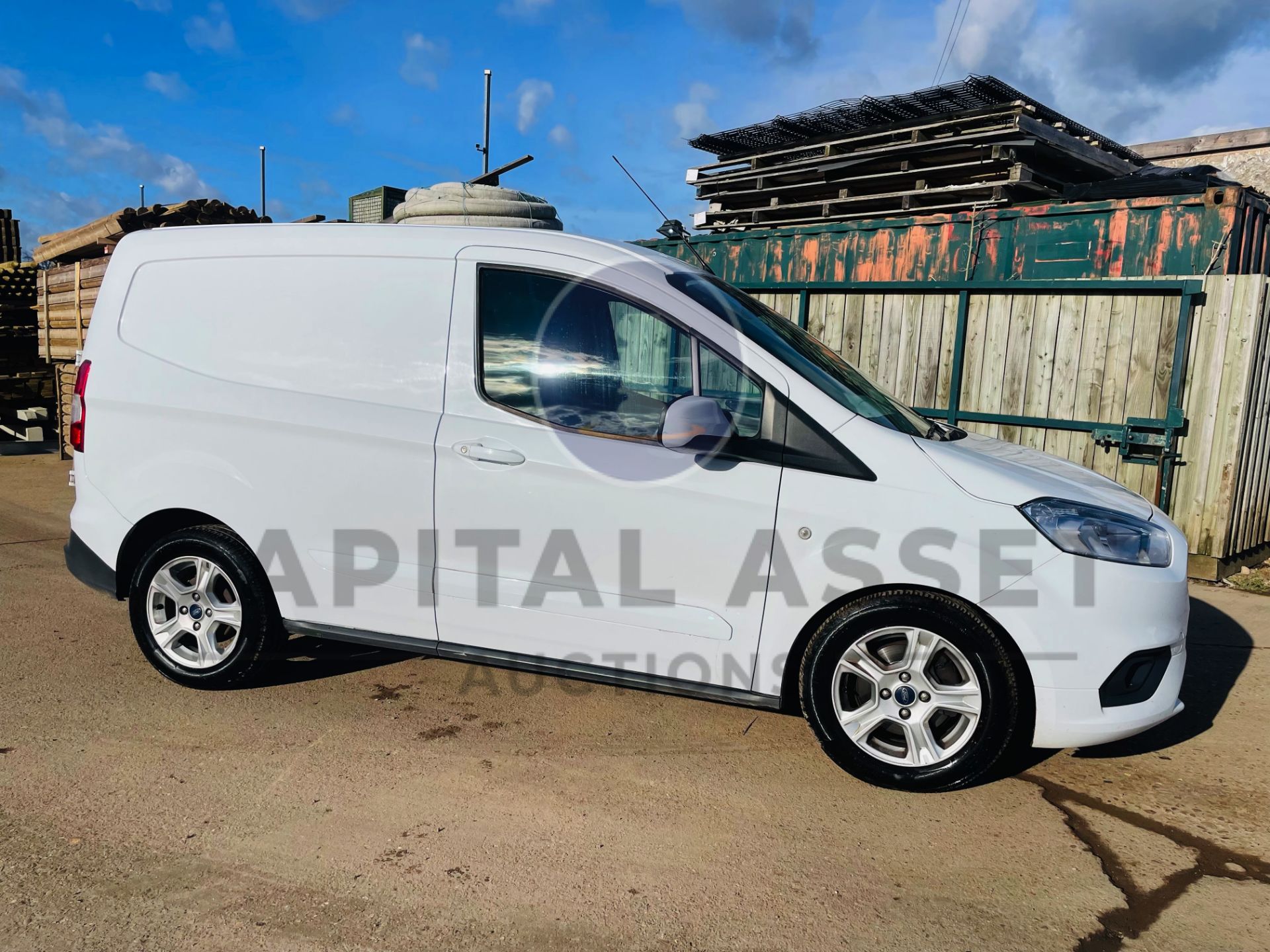 FORD TRANSIT COURIER *LIMITED EDITION* PANEL VAN (2019) '1.5 TDCI - 6 SPEED' A/C & SAT NAV (1 OWNER) - Image 9 of 36