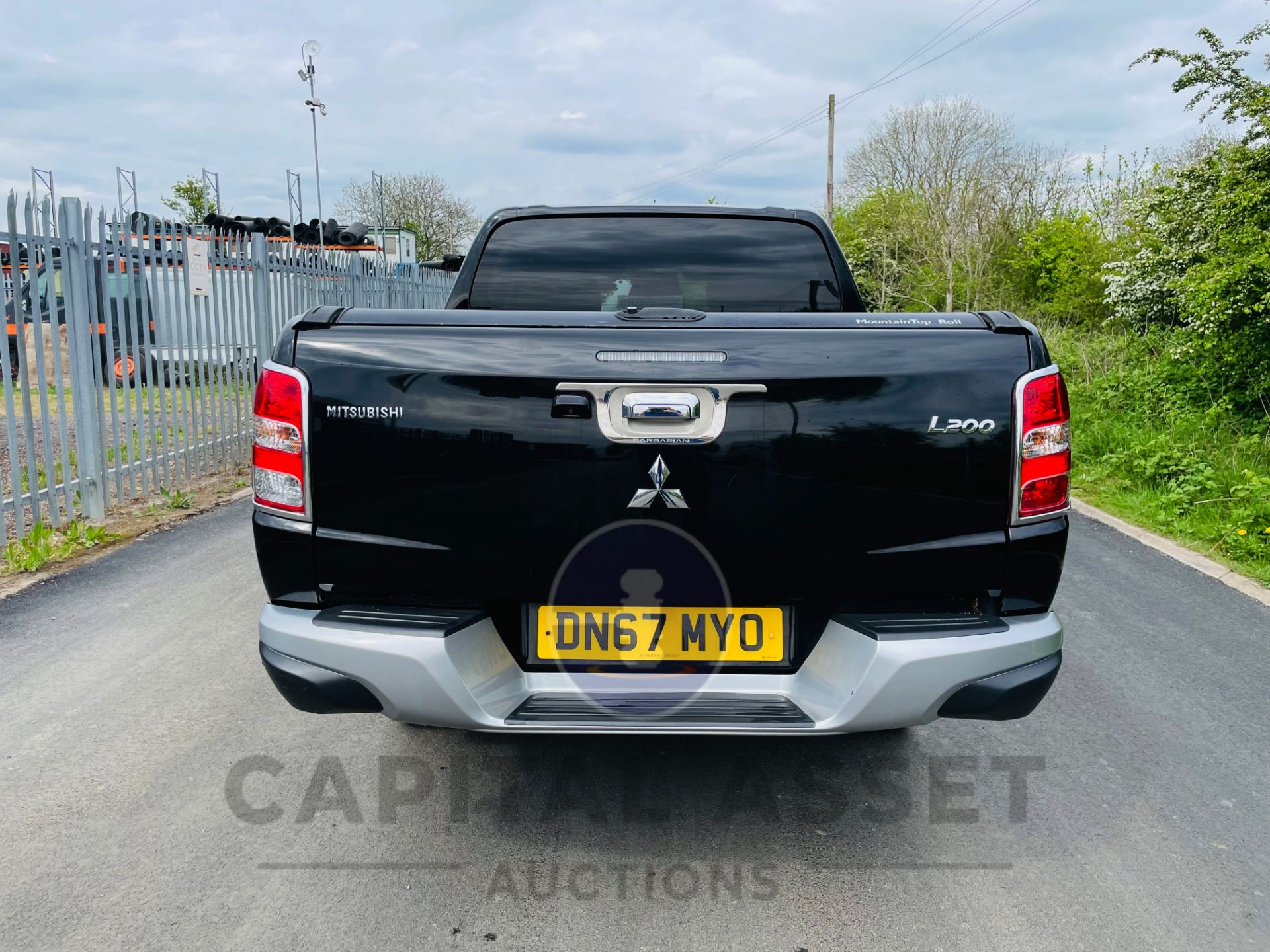 (ON SALE) MITSUBISHI L200 "BARBARIAN" DI-D AUTO (2018 MODEL) 1 OWNER *TOP SPEC* NAV -LOW MILEAGE FSH - Image 9 of 29