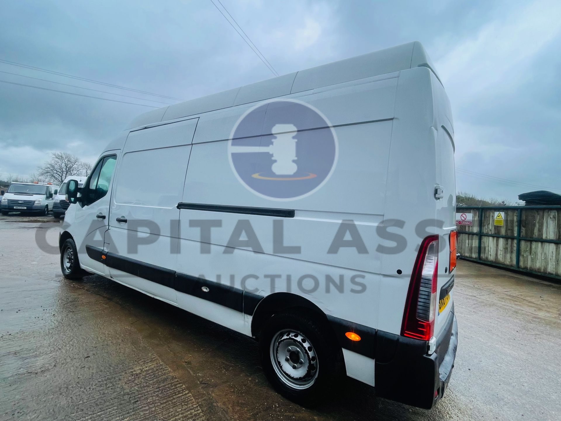 RENAULT MASTER *LWB - EXTRA HI-ROOF* (2018 - EURO 6) 2.3 DCI - 6 SPEED *SAT NAV* (1 OWNER) - Image 10 of 42