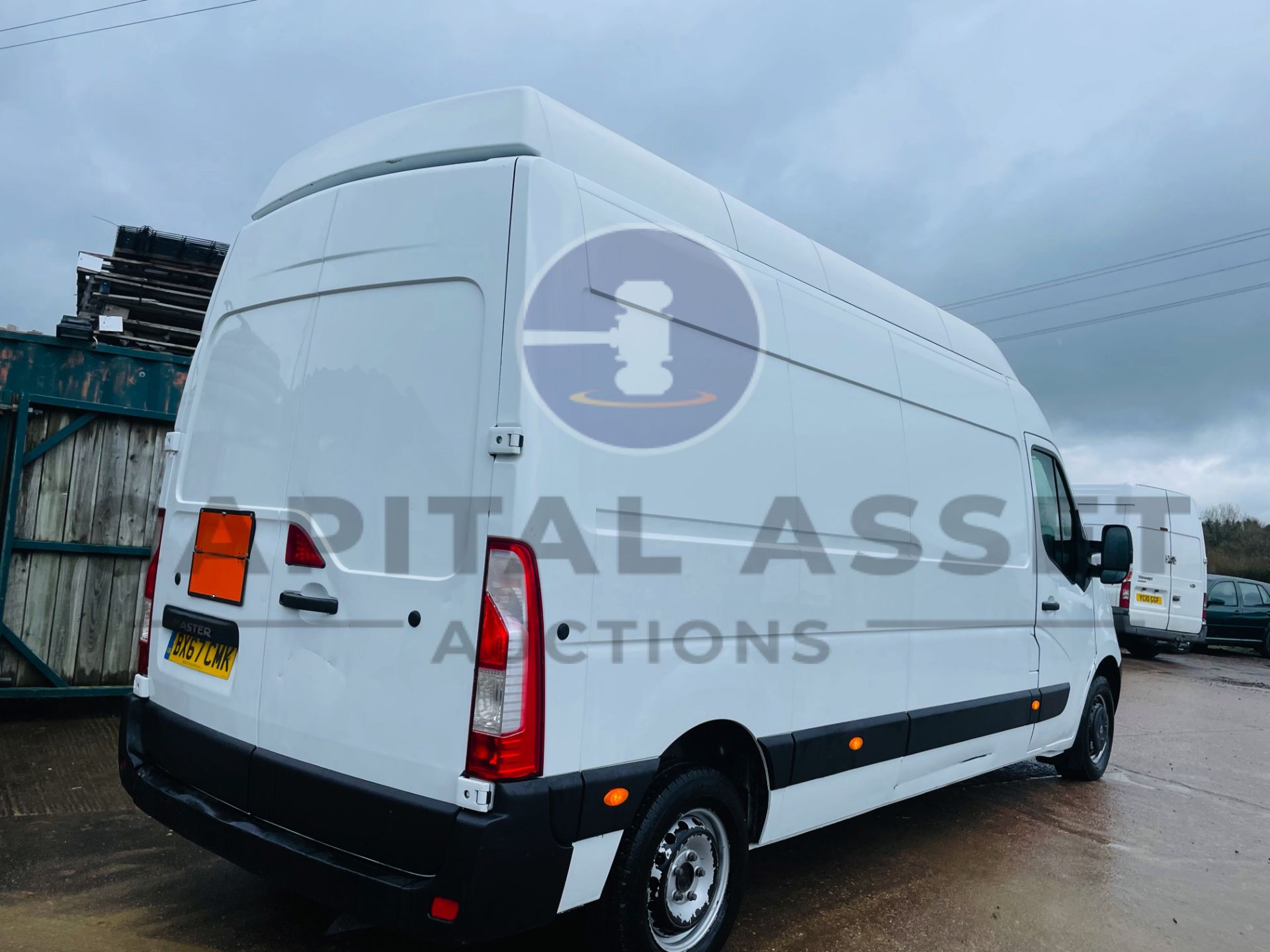 RENAULT MASTER *LWB - EXTRA HI-ROOF* (2018 - EURO 6) 2.3 DCI - 6 SPEED *SAT NAV* (1 OWNER) - Image 12 of 42