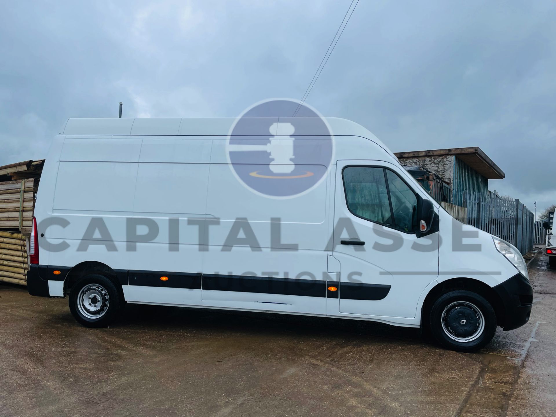 RENAULT MASTER *LWB - EXTRA HI-ROOF* (2018 - EURO 6) 2.3 DCI - 6 SPEED *SAT NAV* (1 OWNER) - Image 14 of 42