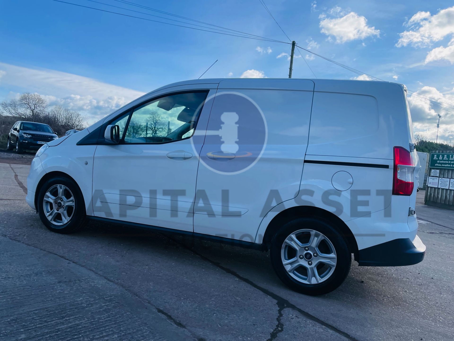 FORD TRANSIT COURIER *LIMITED EDITION* PANEL VAN (2019) '1.5 TDCI - 6 SPEED' A/C & SAT NAV (1 OWNER) - Image 6 of 36