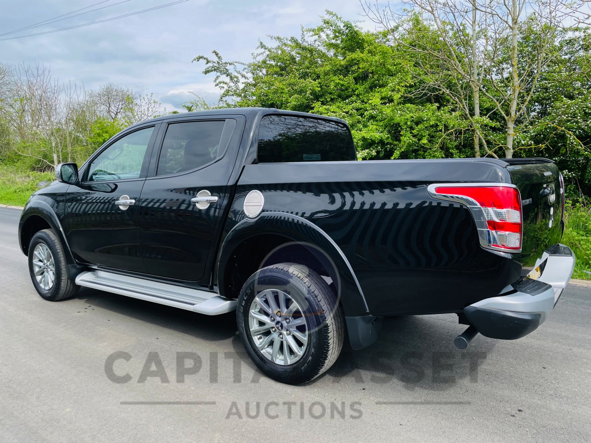 (ON SALE) MITSUBISHI L200 "BARBARIAN" DI-D AUTO (2018 MODEL) 1 OWNER *TOP SPEC* NAV -LOW MILEAGE FSH - Image 10 of 29