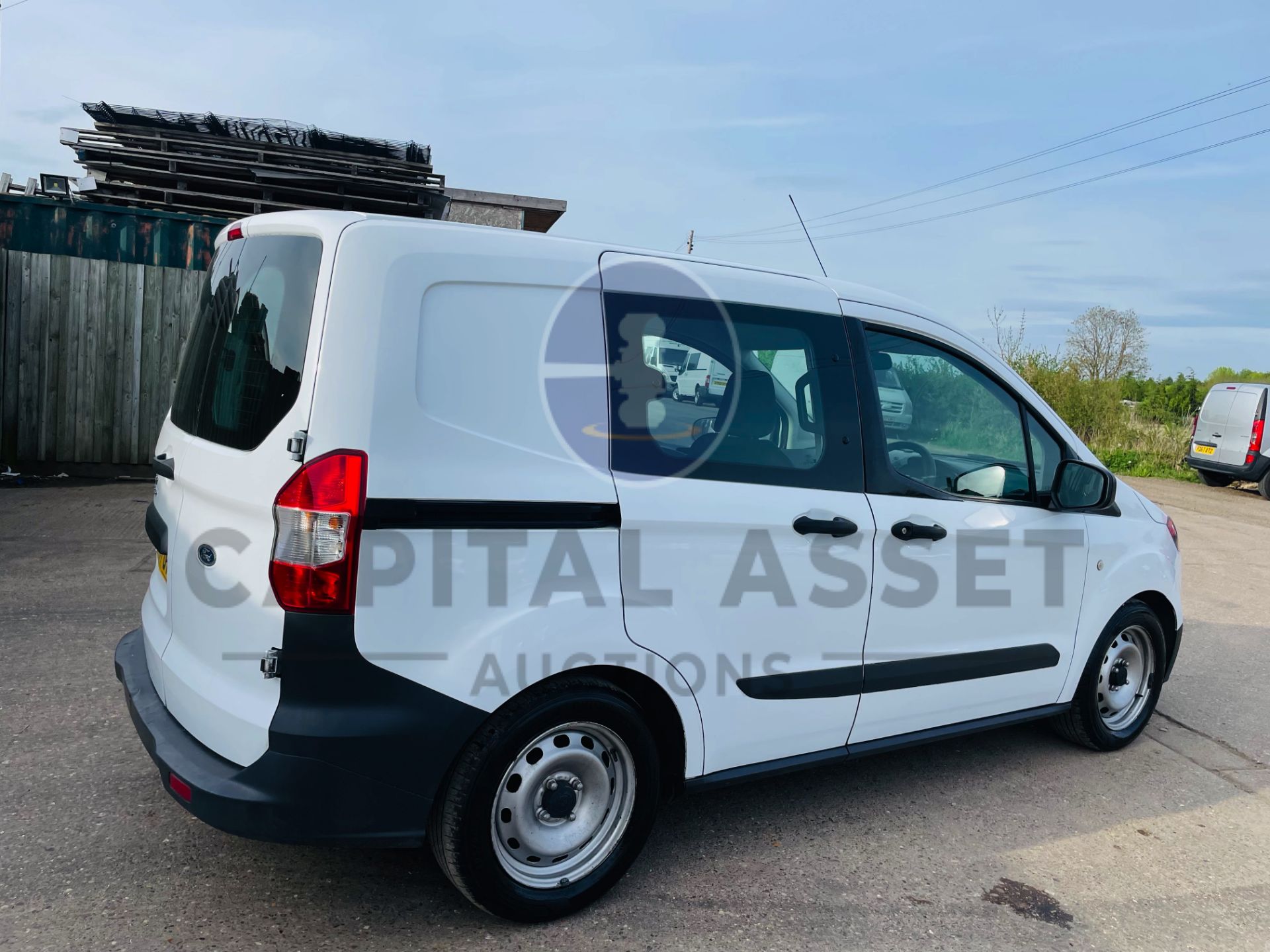 (ON SALE) FORD TRANSIT COURIER *5 SEATER CREW VAN* (2018-EURO 6) 1.5 TDCI -60 MPG+ (1 FORMER KEEPER) - Image 13 of 37