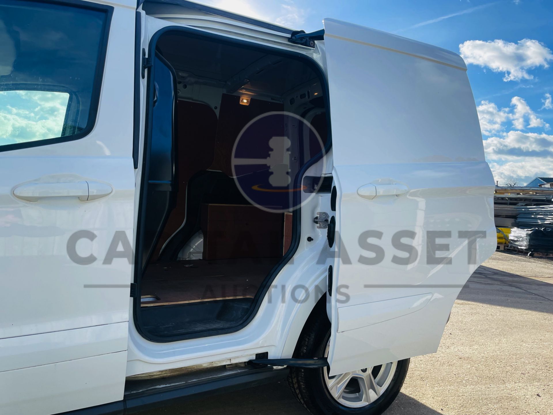 FORD TRANSIT COURIER *LIMITED EDITION* PANEL VAN (2019) '1.5 TDCI - 6 SPEED' A/C & SAT NAV (1 OWNER) - Image 19 of 36