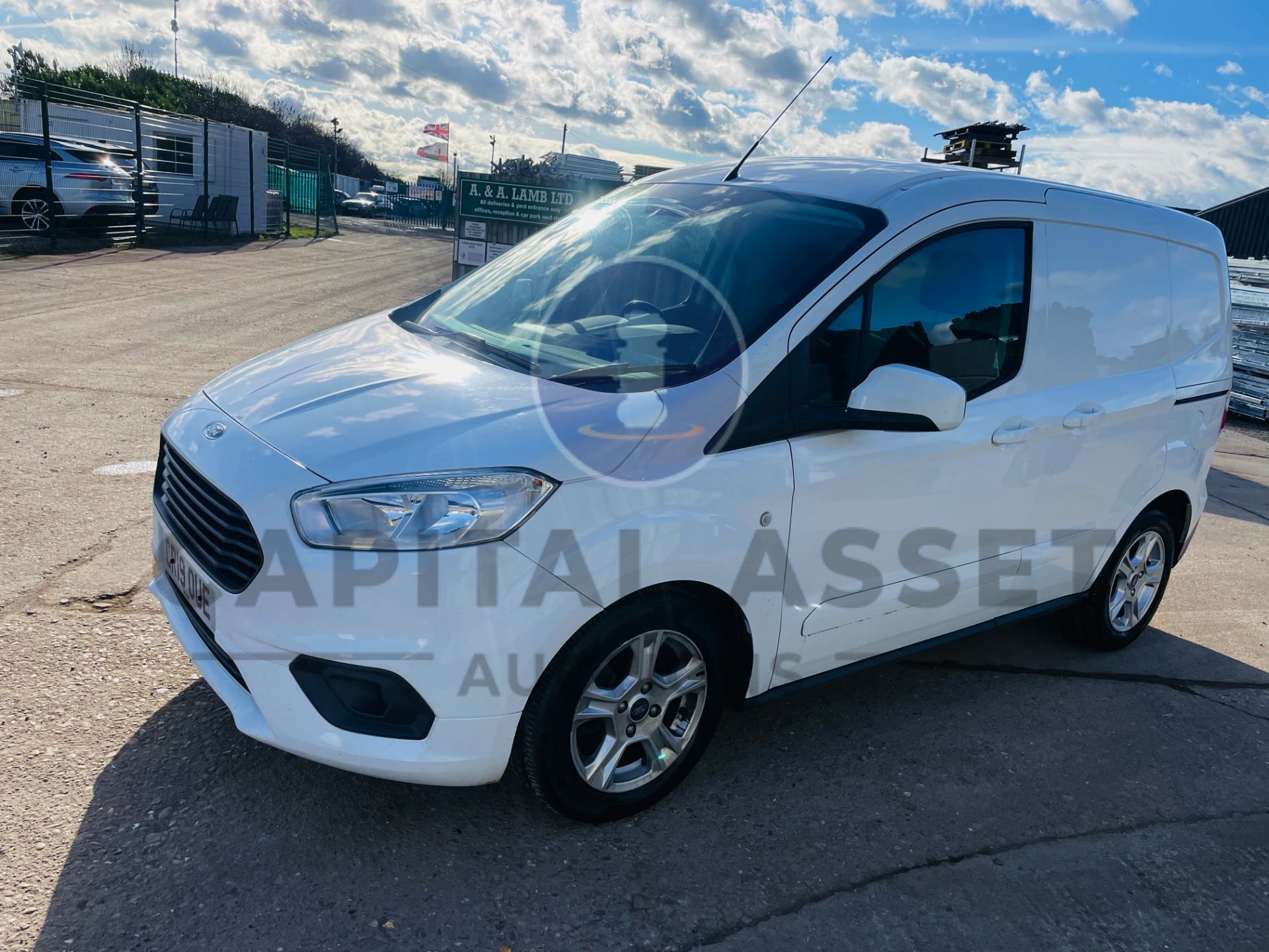 FORD TRANSIT COURIER *LIMITED EDITION* PANEL VAN (2019) '1.5 TDCI - 6 SPEED' A/C & SAT NAV (1 OWNER) - Image 4 of 36